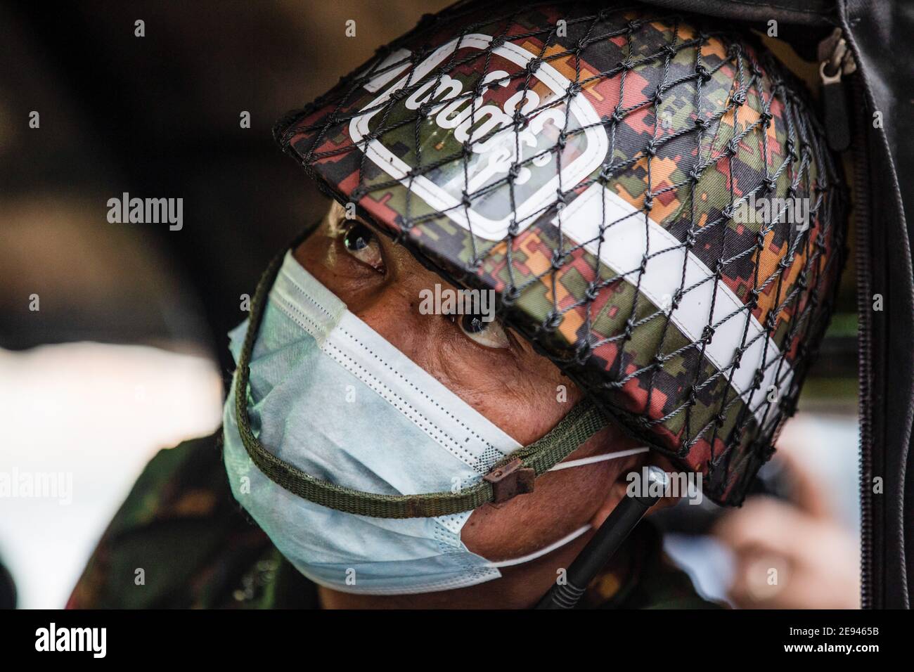 Yangon, Myanmar. Februar 2021. Ein Soldat, der in einem Militärwagen sitzt, schaut vor einen Hindu-Tempel.das Militär von Myanmar nahm die Staatsrätin von Myanmar Aung San Suu Kyi fest und erklärte den Ausnahmezustand, während sie die Macht im Land für ein Jahr ergattete, nachdem sie die Wahl gegen die National League for Democracy (NLD) verloren hatte. Kredit: SOPA Images Limited/Alamy Live Nachrichten Stockfoto