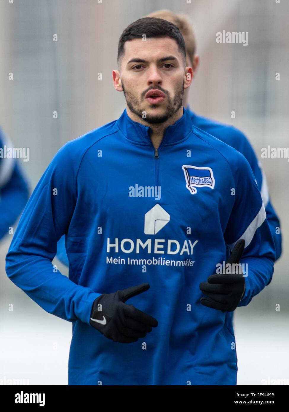 Berlin, Deutschland. Februar 2021. Nemanja Radonjic erwärmt sich während seiner ersten Trainingseinheit bei Hertha BSC Berlin. Der serbische Internationale zieht als Leihgabe von Olympique Marseille nach Berlin. Quelle: Andreas Gora/dpa/Alamy Live News Stockfoto