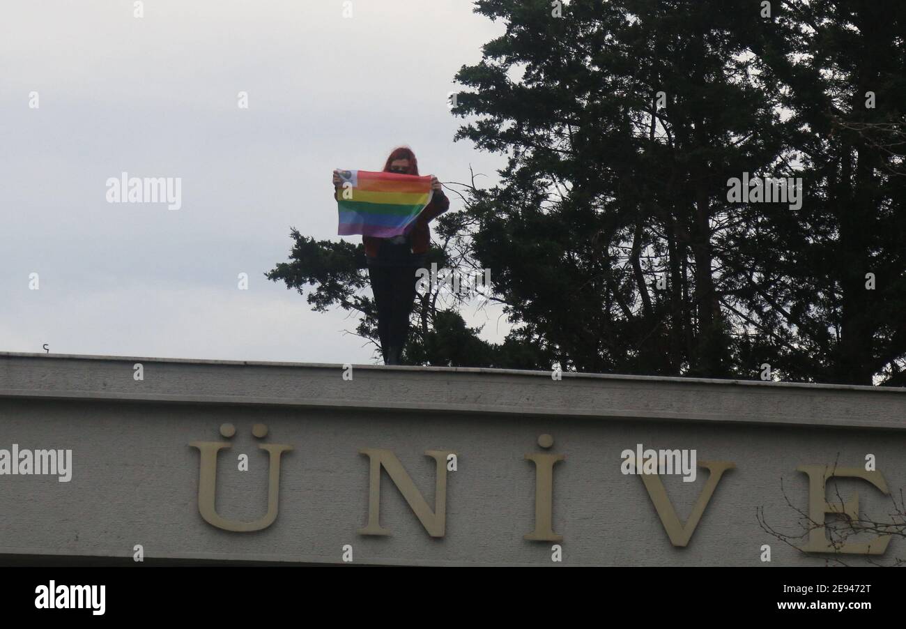 Istanbul, Türkei. Februar 2021. Vor einem geplanten Studentenprotest am 1. Februar 2021 in Istanbul, Türkei, rufen Studenten am Eingang der Istanbuler Bogazici University (ältestes amerikanisches Robert College, gegründet 1865) Parolen. Im vergangenen Monat haben Studenten an der renommierten Universität protestiert, nachdem der türkische Präsident Recep Tayyip Erdogan Melih Bulu zum neuen Rektor ernannt hatte. Kredit: Abaca Presse/Alamy Live Nachrichten Stockfoto