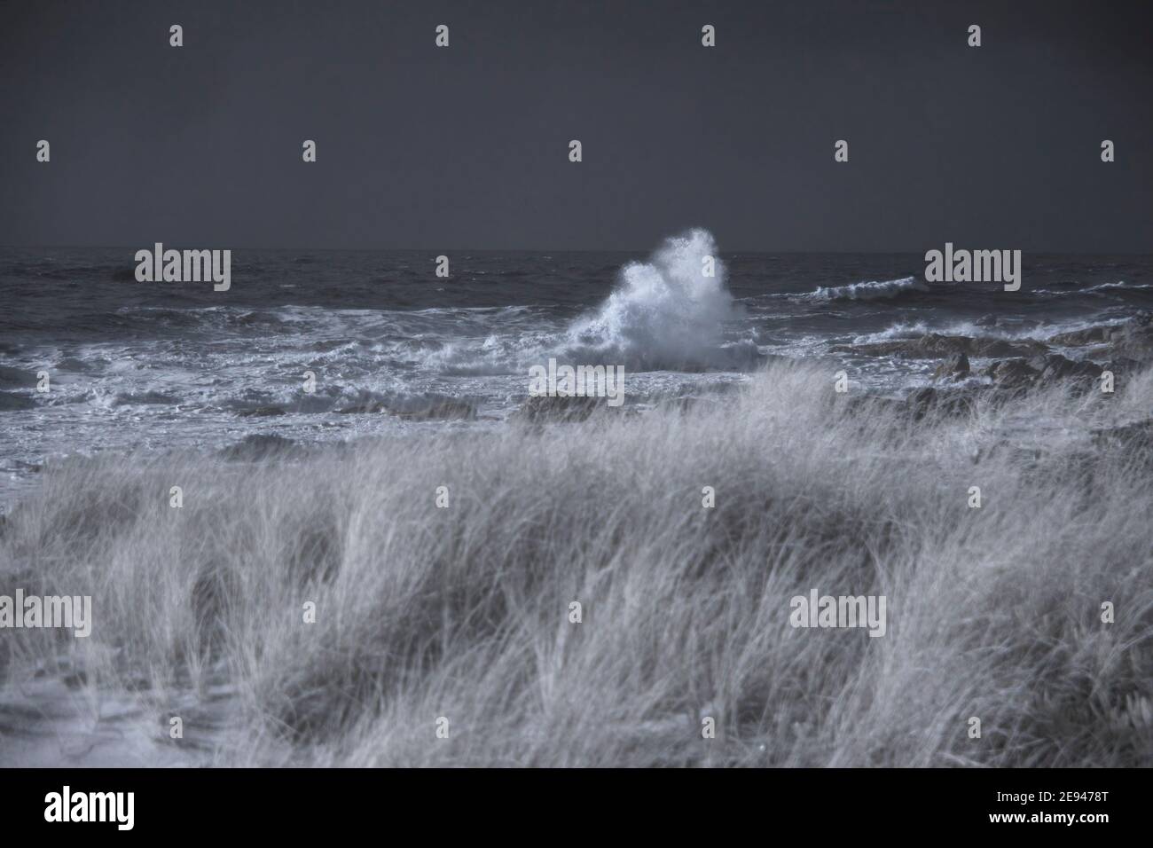 Felsiger Strand im Winter, nördlich von Portugal. Infrarotfilter verwendet. Konzentrieren Sie sich auf das Meer. Stockfoto