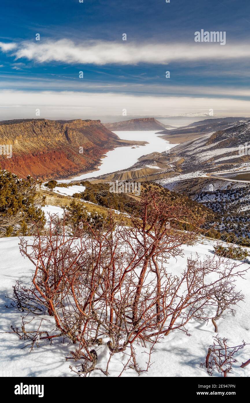 Blick auf den Winter vom Sheep Creek Overlook in Flaming Gorge Reservoir, Utah Stockfoto