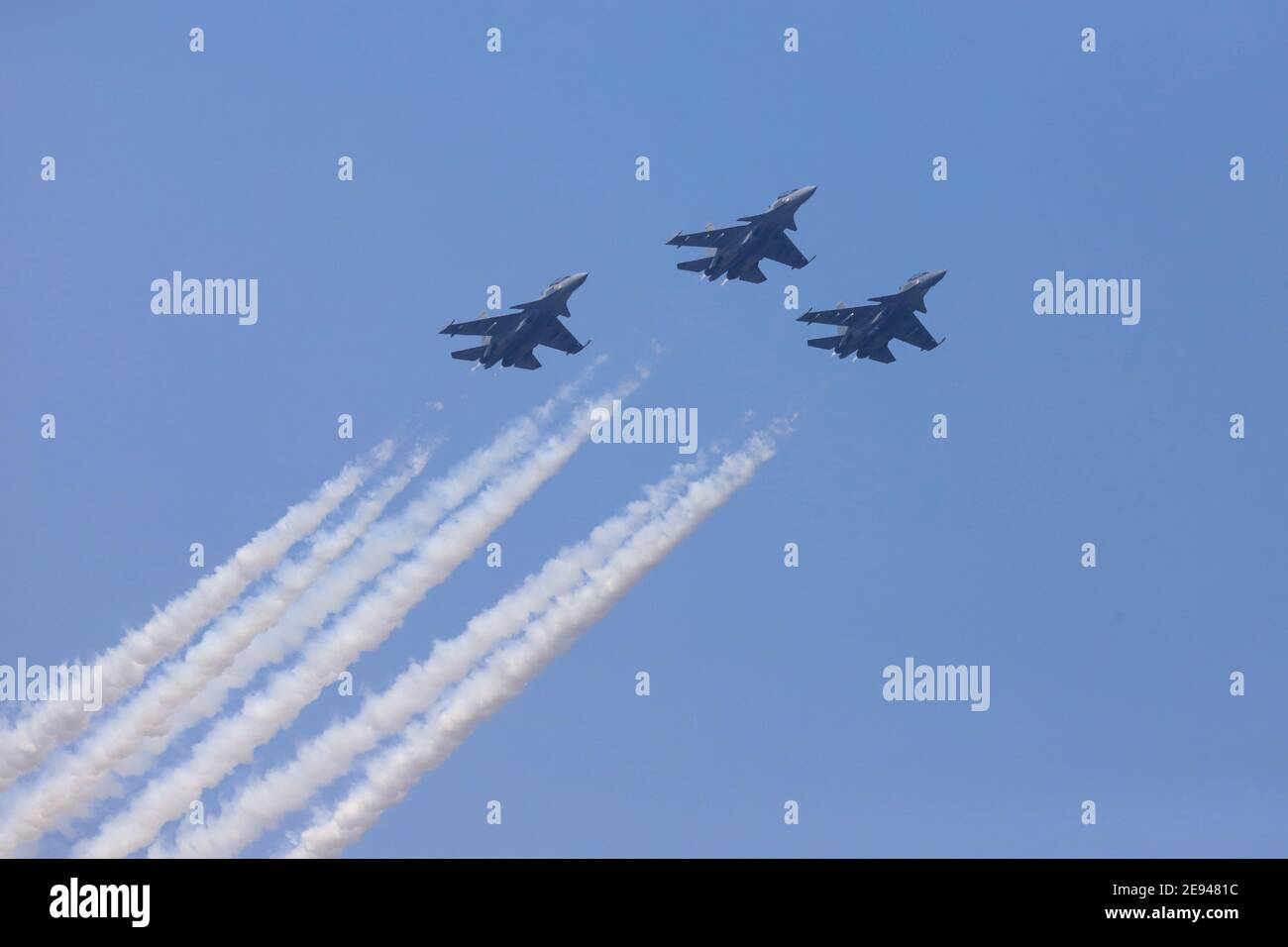 Bangalore, Indien. Februar 2021. Flugzeuge treten während der Generalprobe der Aero India 2021 auf dem Flugstützpunkt Yelahanka in Bangalore, Indien, 2. Februar 2021 auf. Indiens alle zwei Jahre stattfindende Veranstaltung Aero India, eine Ausstellung für Luft- und Raumfahrt, an der Stunt-Teams, Luftfahrtunternehmen und das Militär teilnehmen, wird dieses Jahr vom 3. Bis 5. Februar stattfinden. Quelle: Str/Xinhua/Alamy Live News Stockfoto