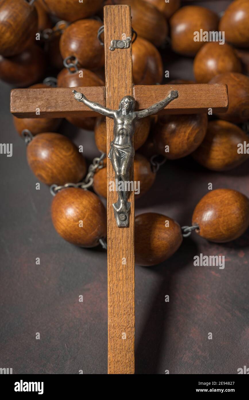 Große hölzerne Rosenkranz Perlen und Kruzifix Kreuz mit jesus, spirituelle Atmosphäre, Religion Konzept. Stockfoto