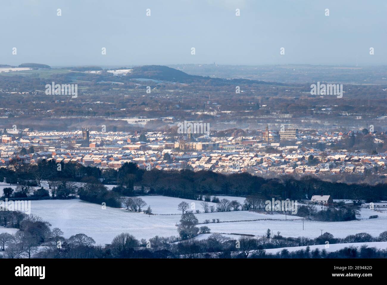 Die geschäftige Marktstadt Chorley aus der Höhe auf der umliegenden Moorlandschaft. Stockfoto