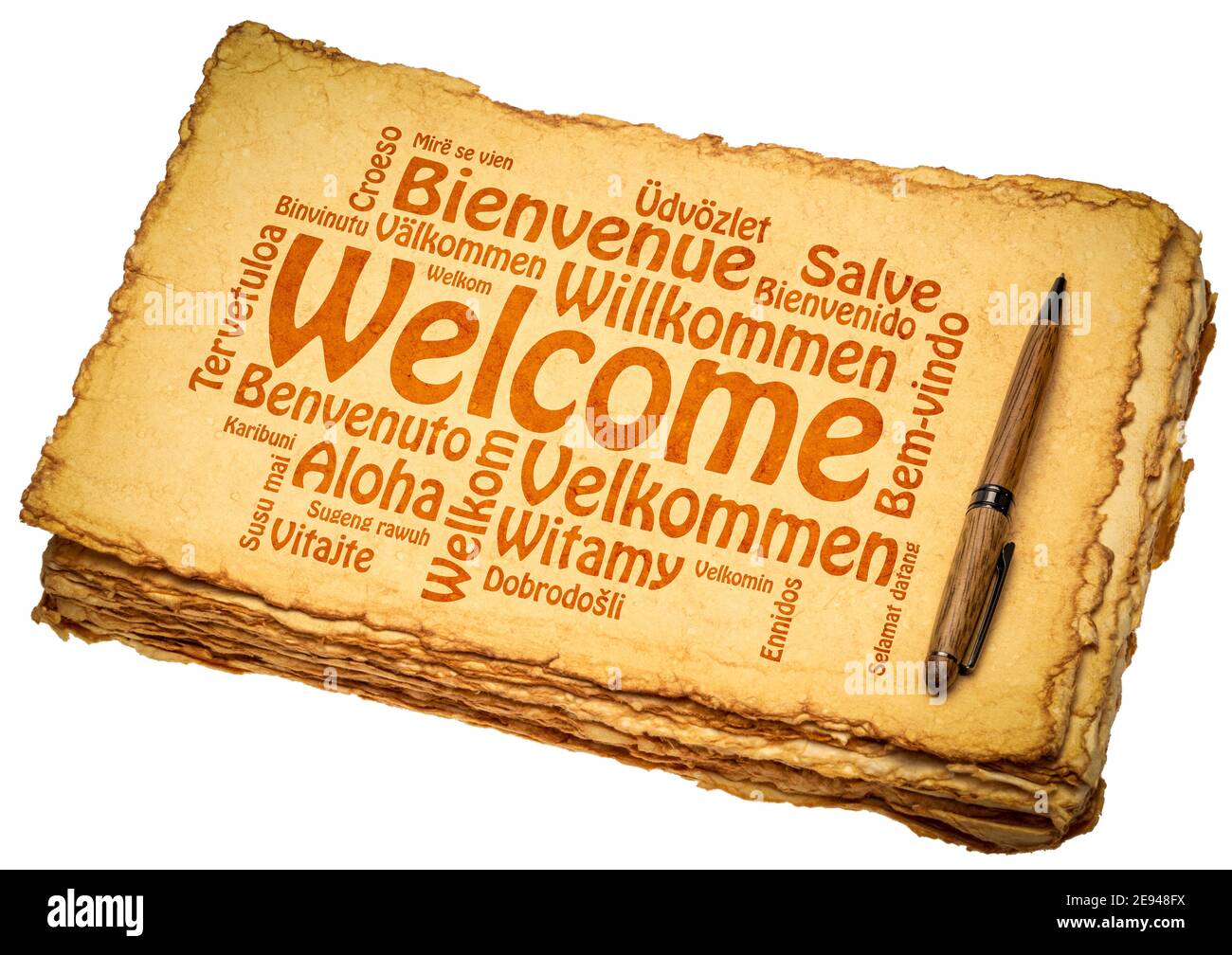Willkommen in verschiedenen Sprachen - eine Wortwolke auf einem groben handgefertigten Papier, Grüße und Gastfreundschaft Konzept Stockfoto