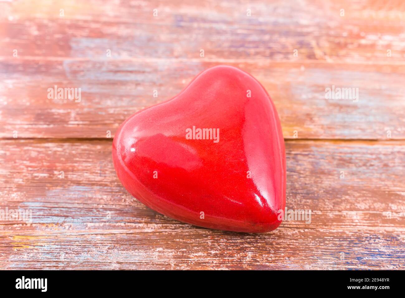 Rote handgefertigte geschnitzte Herzen auf Holz Hintergrund, Paar Beziehung Valentinstag Konzept Stockfoto