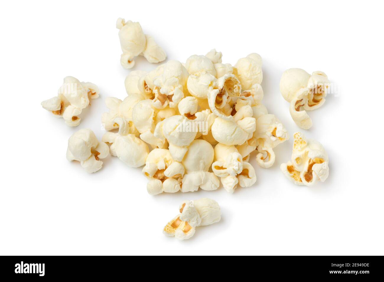 Schmackhafter Haufen gesalzenes Popcorn isoliert auf weißem Hintergrund Stockfoto