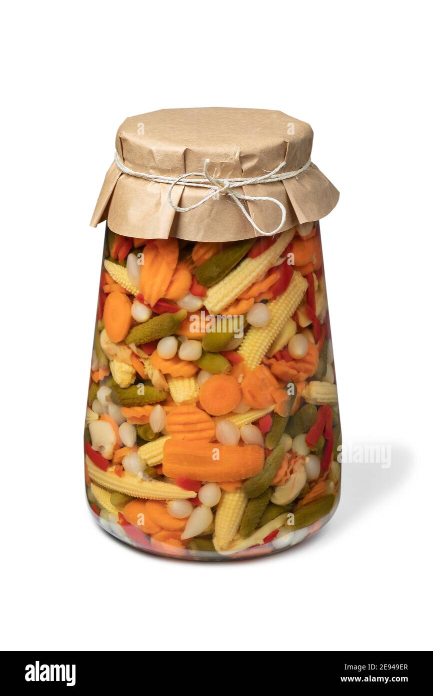 Glas mit hausgemachtem eingelegtem Gemüse Mix isoliert auf weiß Hintergrund für eine Beilage oder einen Snack Stockfoto