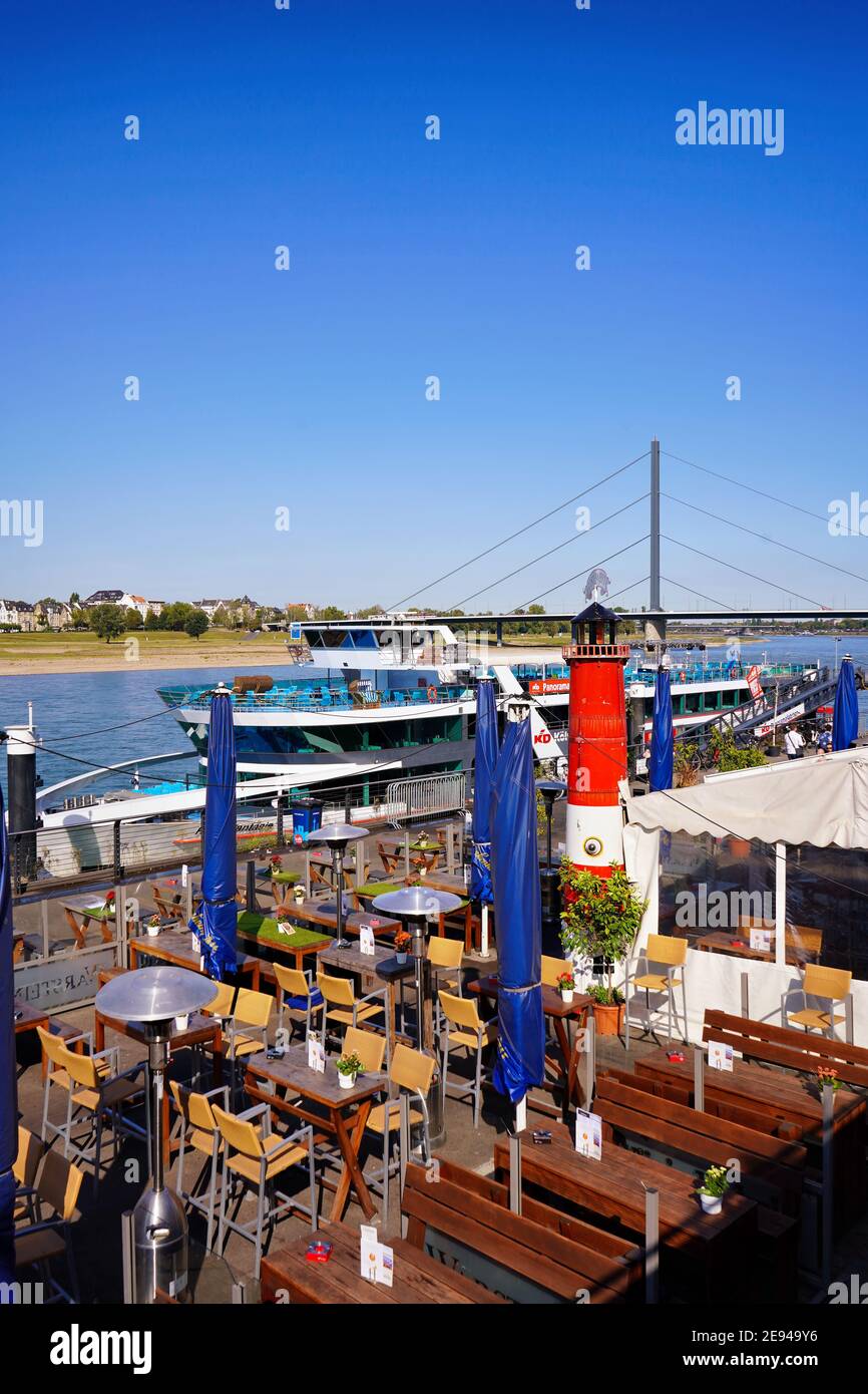 Restaurant außen an der beliebten Rheinpromenade an einem schönen sonnigen Tag. Stockfoto