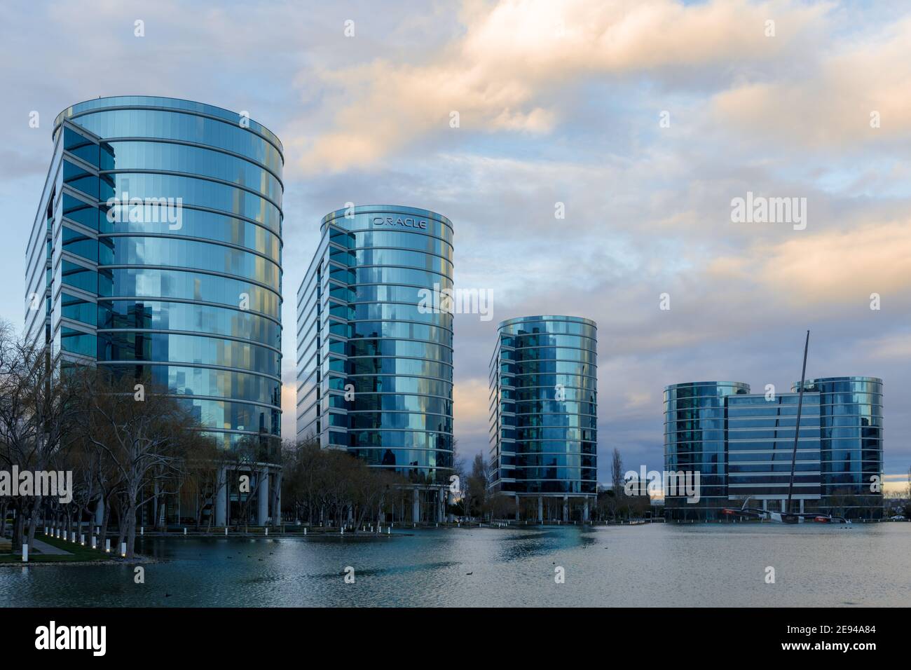 Sonnenuntergang über den Gebäuden der Oracle Software Company im Silicon Valley Stockfoto