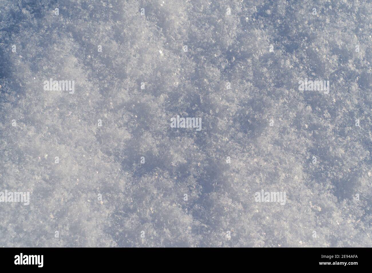 Abstrakter Hintergrund mit frischem, weichem Schnee, der auf der Sonne funkelt Stockfoto