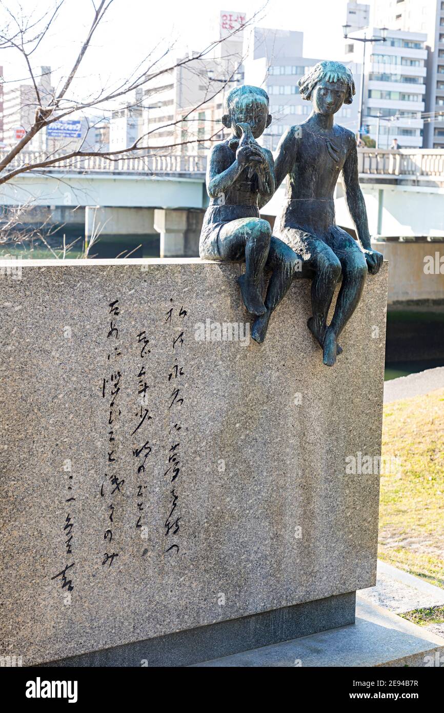 Red Bird Denkmal für den Autor Miekichi Suzuki, Hiroshima, Japan gewidmet, Inschrift lautet: "Ich werde für immer träumen, einfach wie ich in meiner Kindheit tat, und t Stockfoto