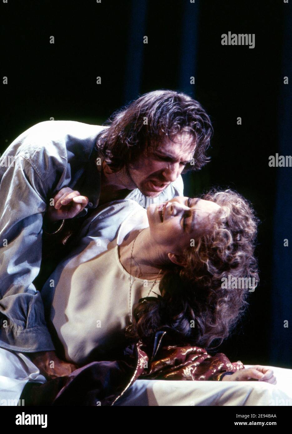 Ralph Fiennes (Hamlet), Francesca Annis (Gertrude) in HAMLET von Shakespeare im Hackney Empire, London E8 28/02/1995 eine Produktion des Almeida-Theaters Bühnenbild: Peter J Davidson Kostüme: James Acheson Beleuchtung: Mark Henderson Regie: Jonathan Kent Stockfoto