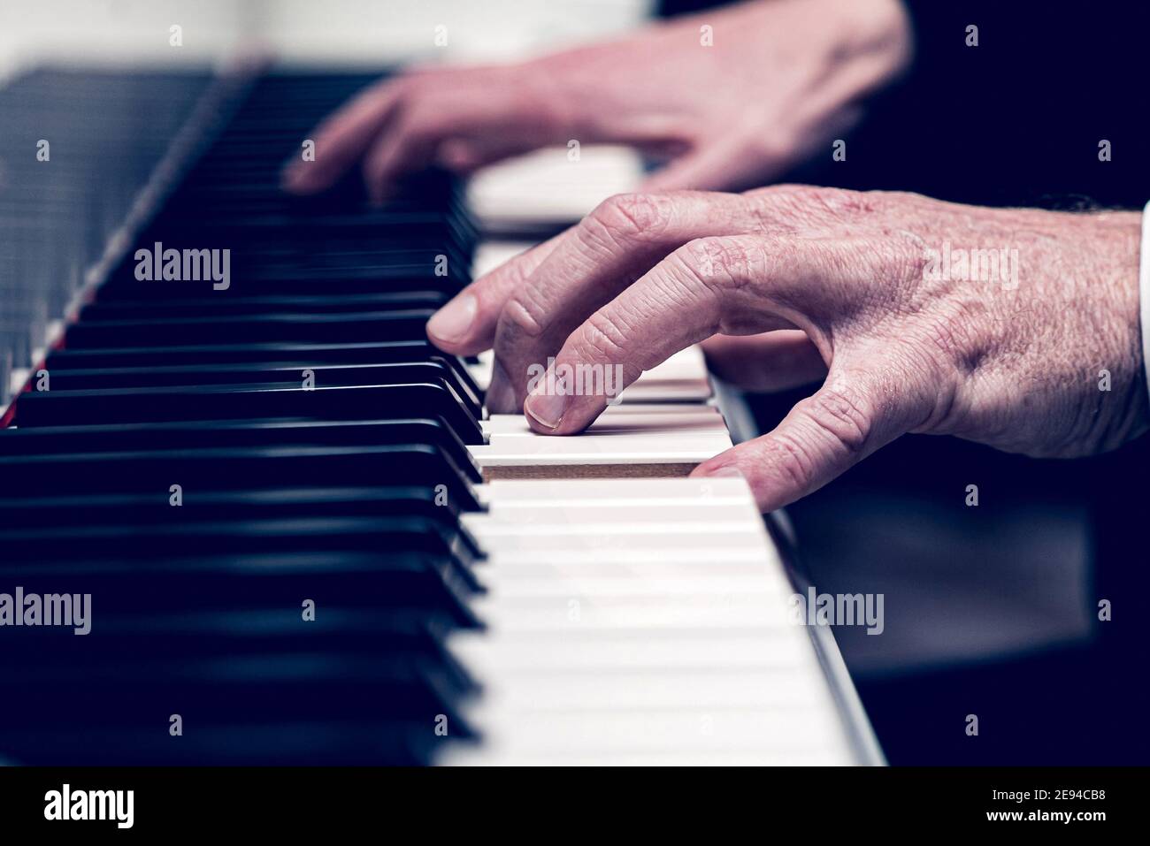 Nahaufnahme der Hände einer Person, die das Klavier spielt Stockfoto