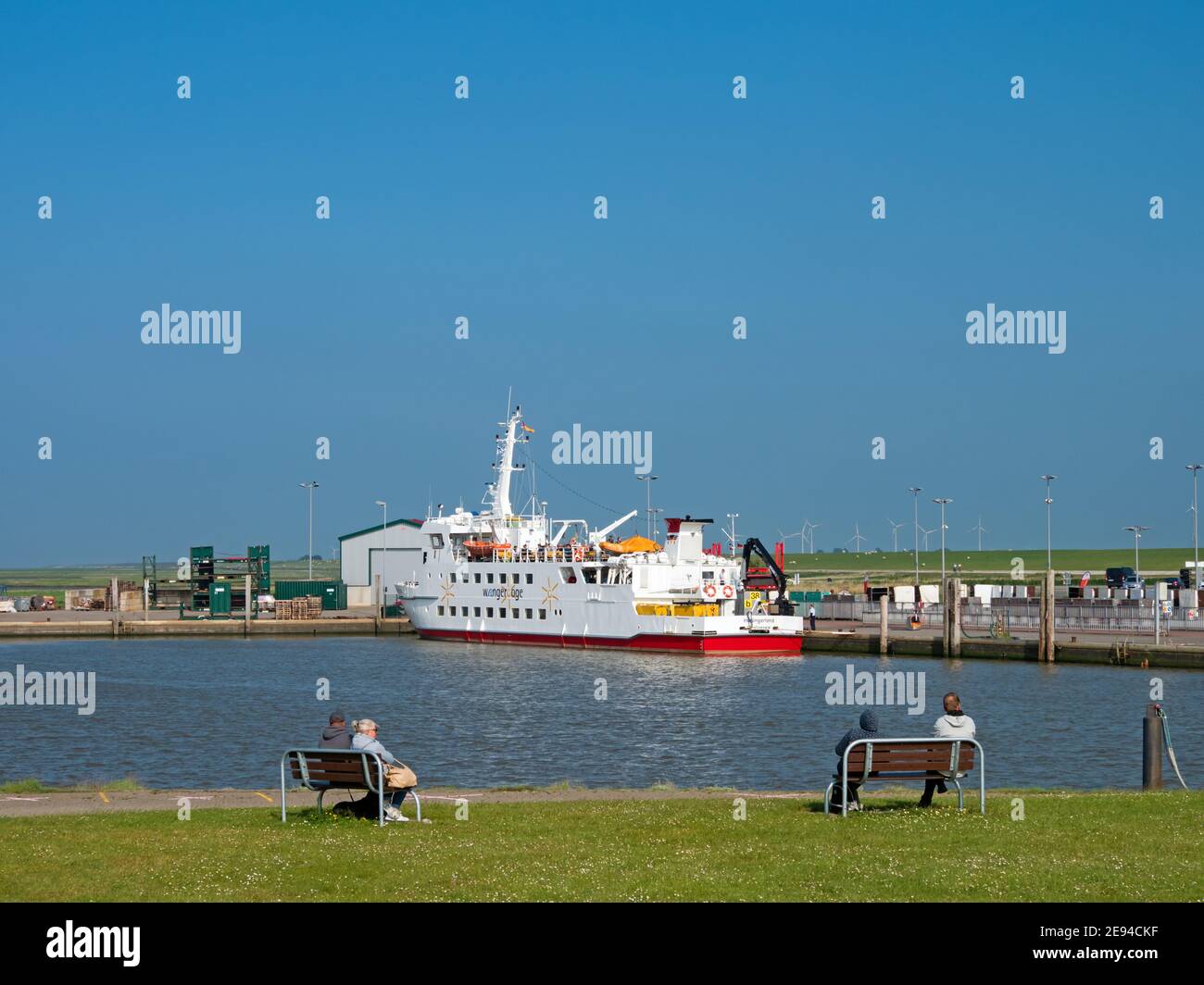 Harlesiel, Niedersachsen, Deutschland - 12. juni 2020: Fähre Harlingerland zur Insel Wangerooge im Hafen von Harlesiel Stockfoto
