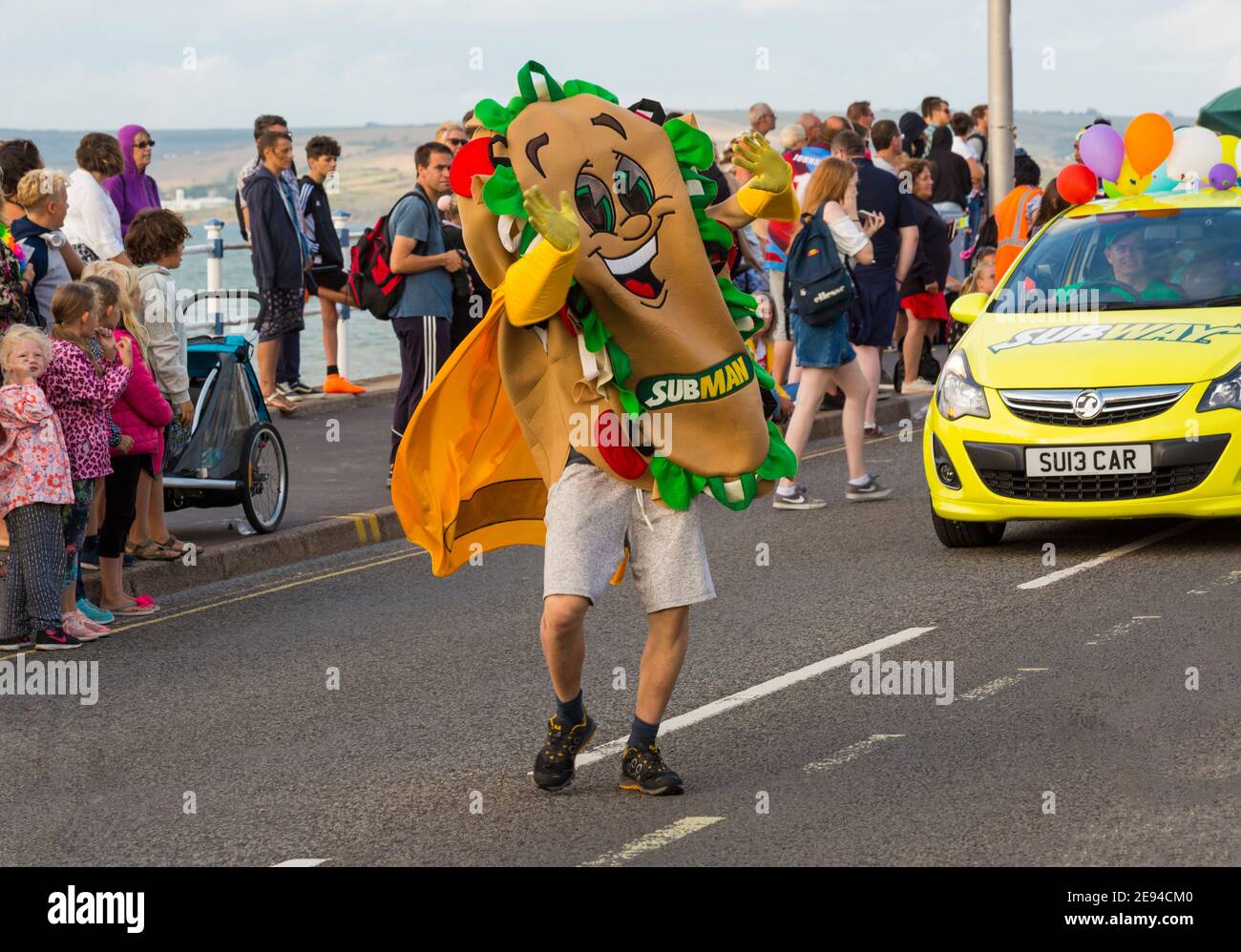 Subman Sub man gefolgt von Subway Vauxhall Corsa Auto mit Ballons nimmt an Weymouth Karneval in Weymouth, Dorset UK im August Stockfoto