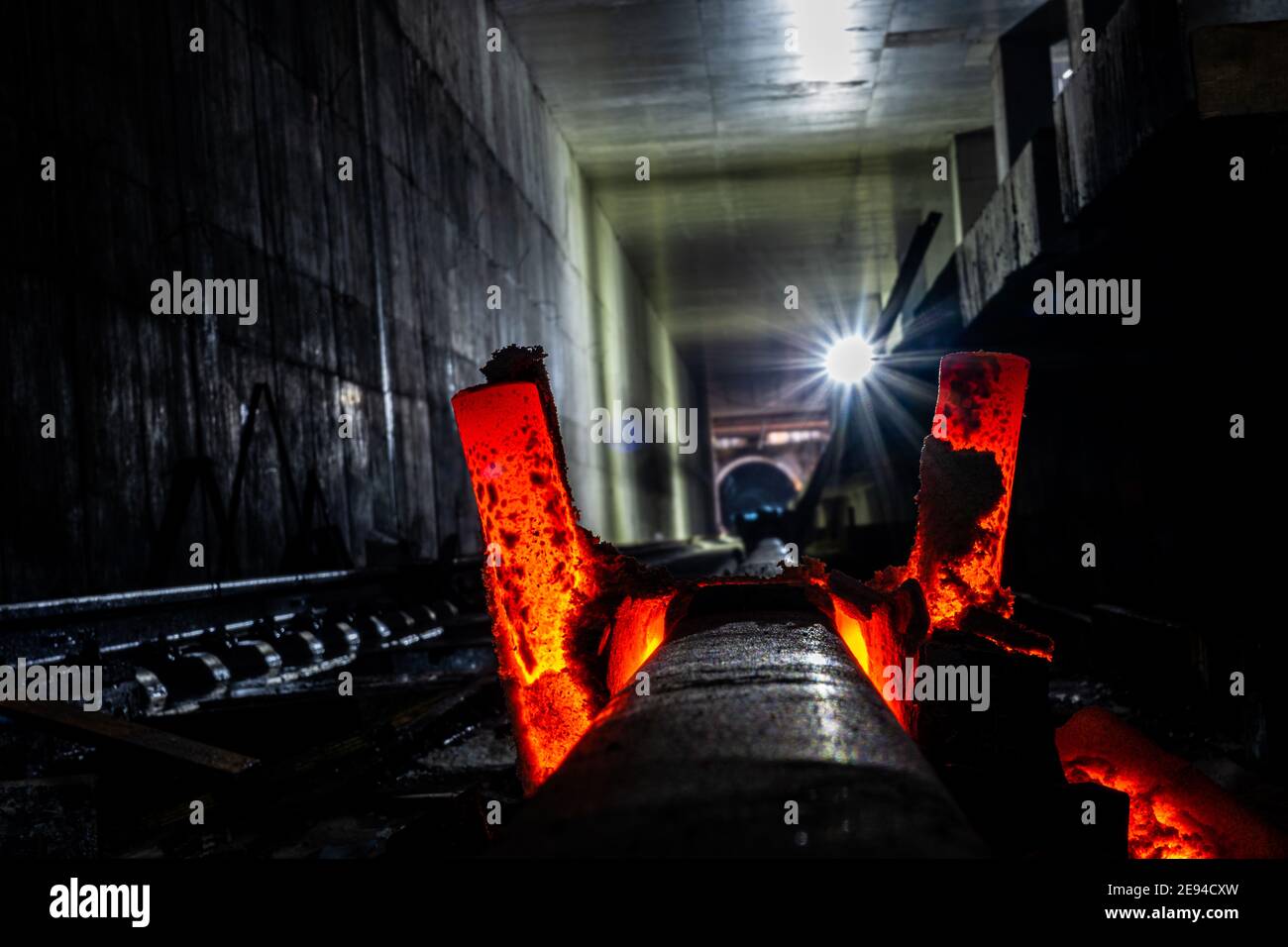 Thermisches (exothermes) Schienenschweißen innerhalb eines U-Bahn-Tunnelprojekts Stockfoto