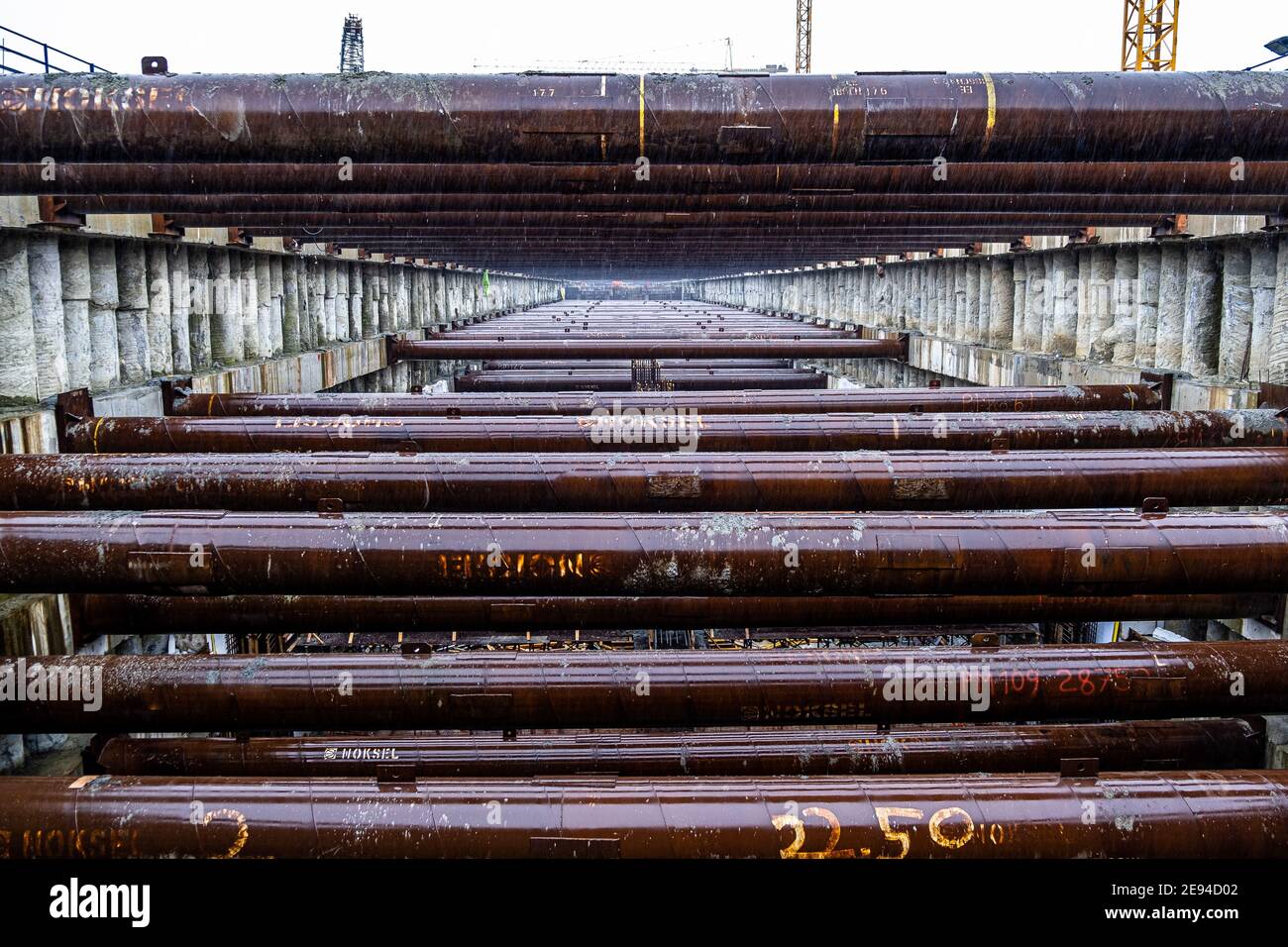 Perspektivische Ansicht von horizontalen Rohren in einem U-Bahn-Bauprojekt Stockfoto