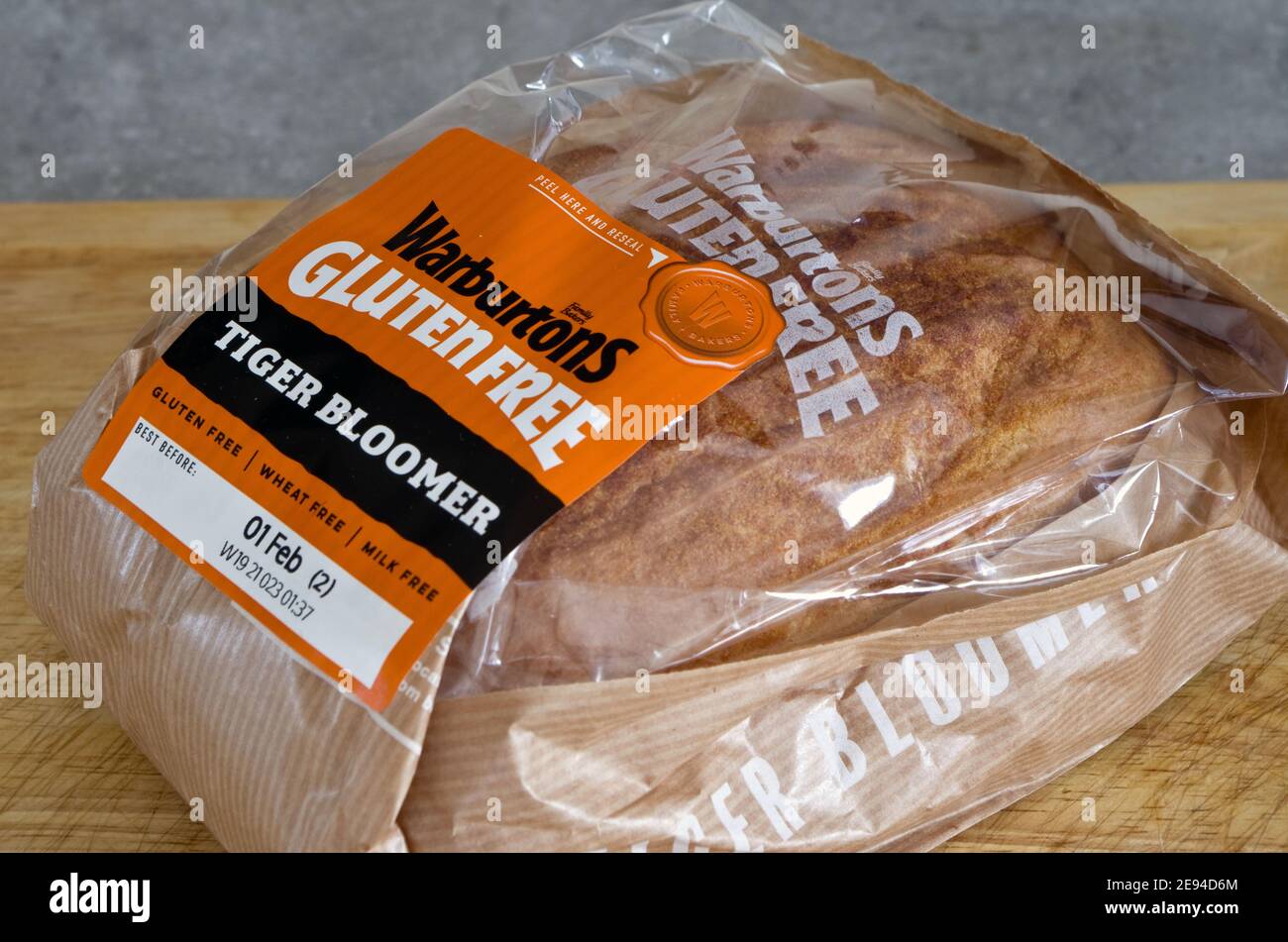 Warburton's Gluten Free White Tiger Bread Loaf. Geeignet mit EINER Gluten Intoleranz Lebensmittelallergie. Stockfoto