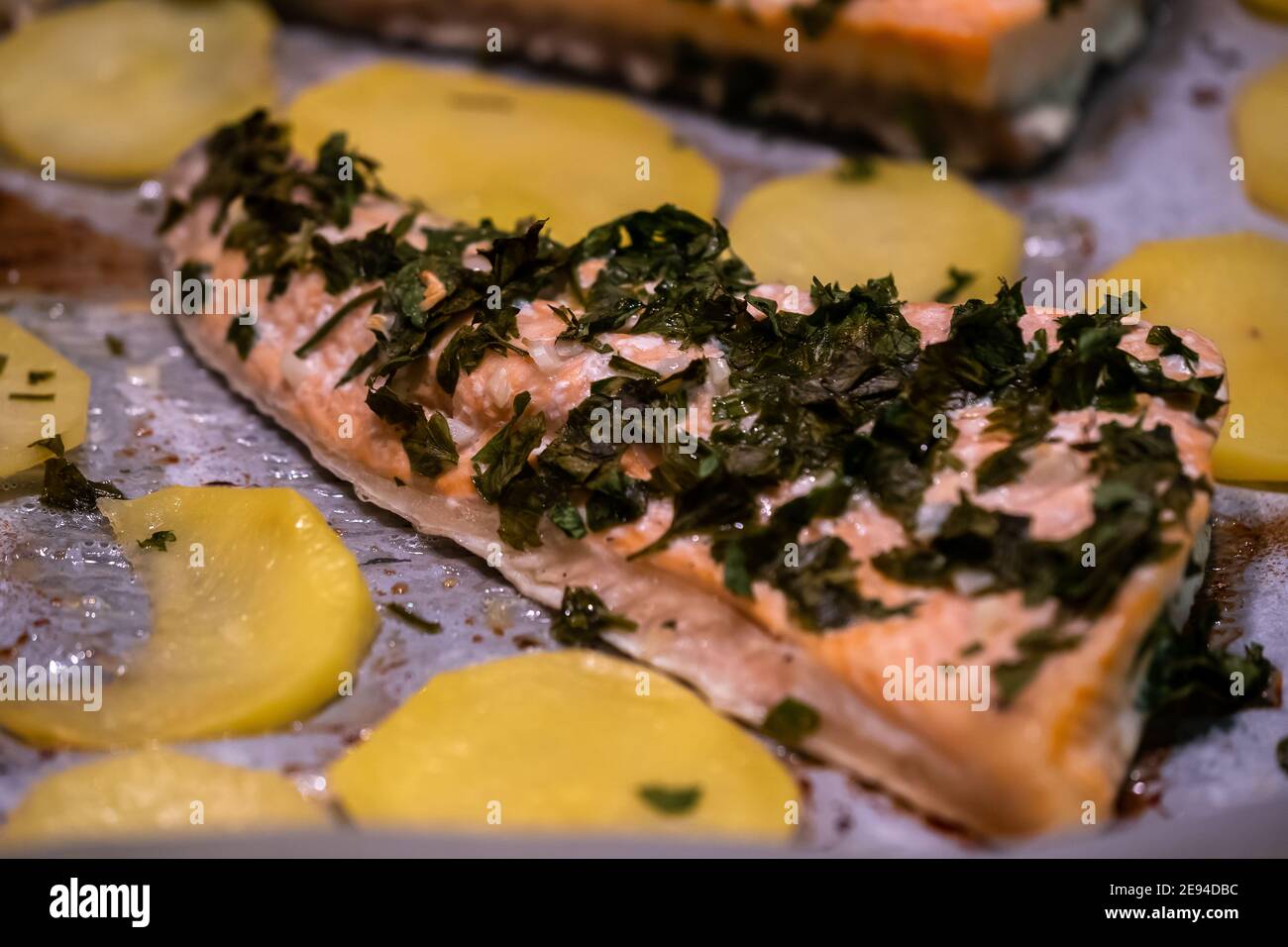 Gebackener Lachs im Ofen mit Kartoffeln und Petersilie Stockfoto