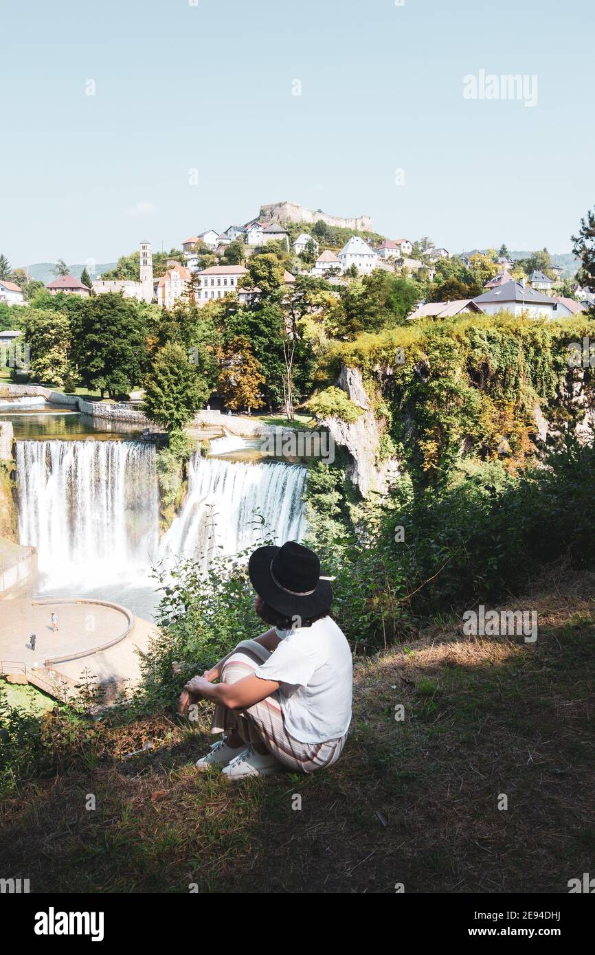 Frau mit Blick auf den Wasserfall in Jajce, Bosnien Stockfoto