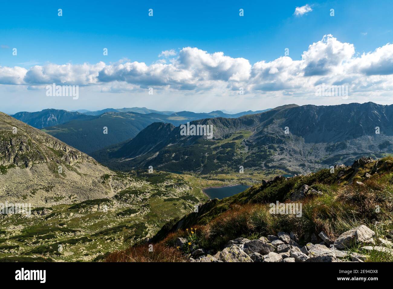 Blick vom Custura Bucurei Berggipfel über dem Bucura See in Retezat Berge in Rumänien Stockfoto