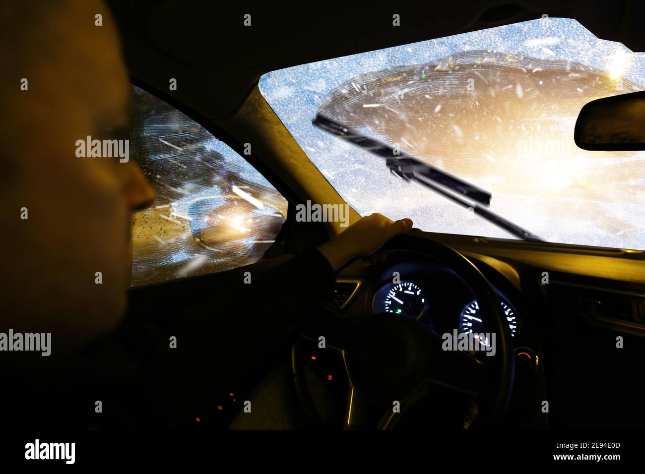 Schwierige Straßenverhältnisse - Schnee und Milchglas in der Auto Stockfoto
