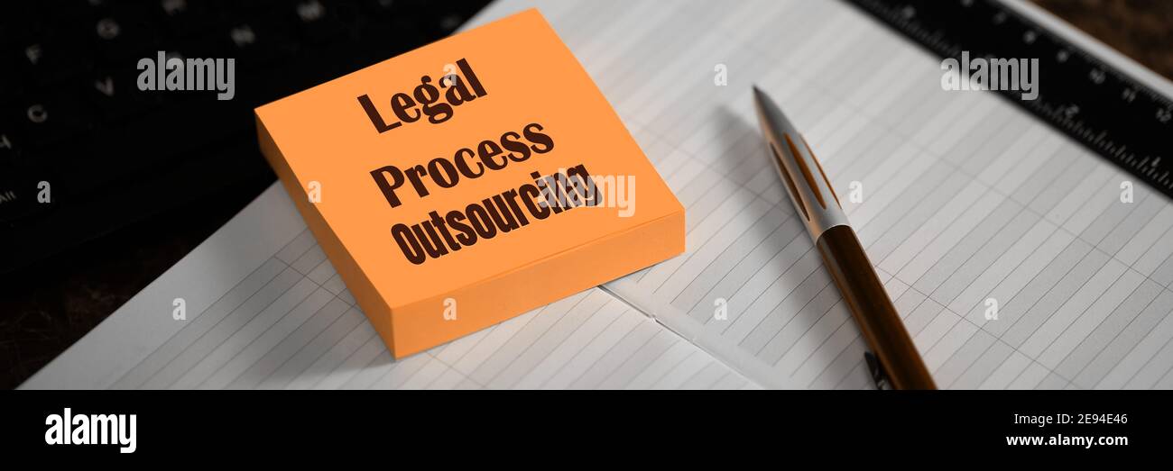 Outsourcing-Konzept. Nahaufnahme eines Memory Sticks mit dem Wort Legal Process Outsourcing in Workplace Manager. Selektiver Fokus. Stockfoto