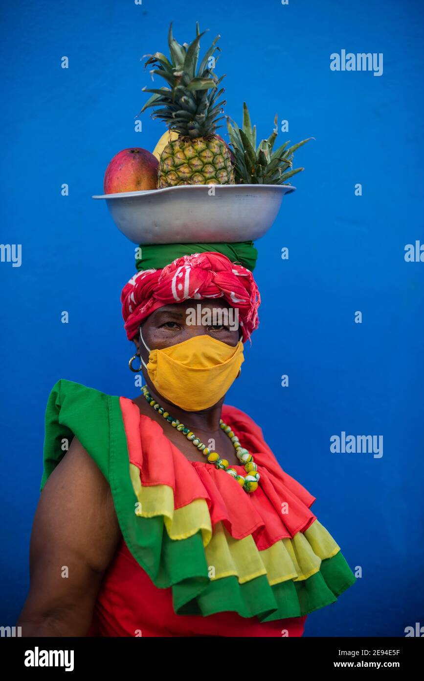 Cartagena, Kolumbien Februar 2021: Frauen Obsthändler Obstverkäufer Frau namens Palenquera trägt Gesichtsmaske während der Pandemie COVID 19 Reise Stockfoto