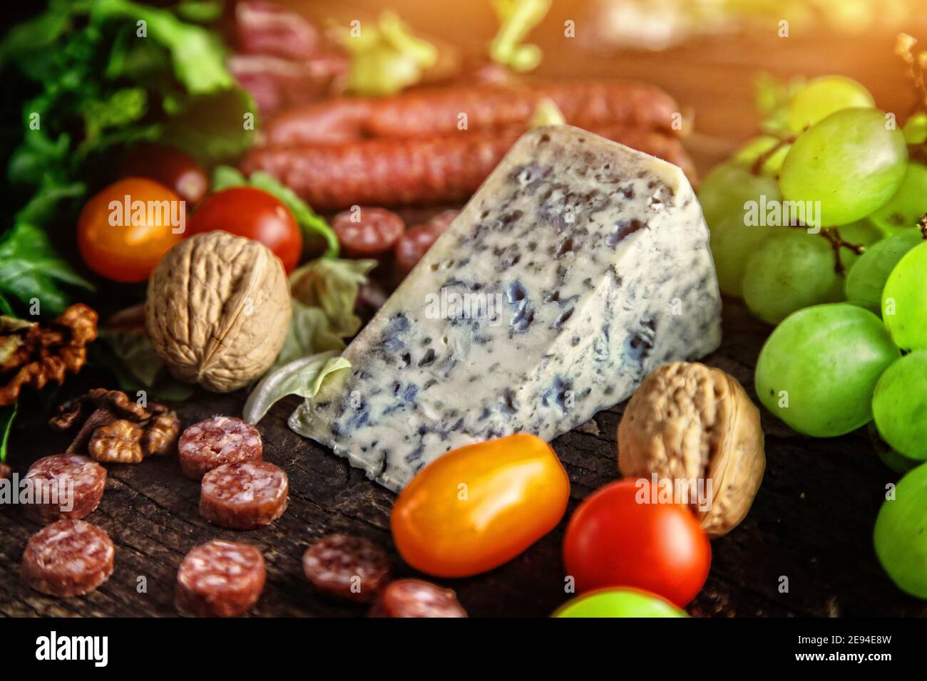Blauschimmelkäse mit Obst und Pfefferoni-Wurst Stockfoto