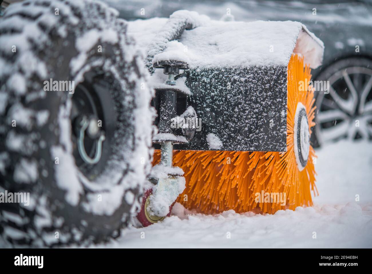 Benzin Bürste Besen Schnee Entfernung Maschine in Aktion bei starkem  Schneefall. Wartungsmaschinen Für Die Wintersaison Stockfotografie - Alamy