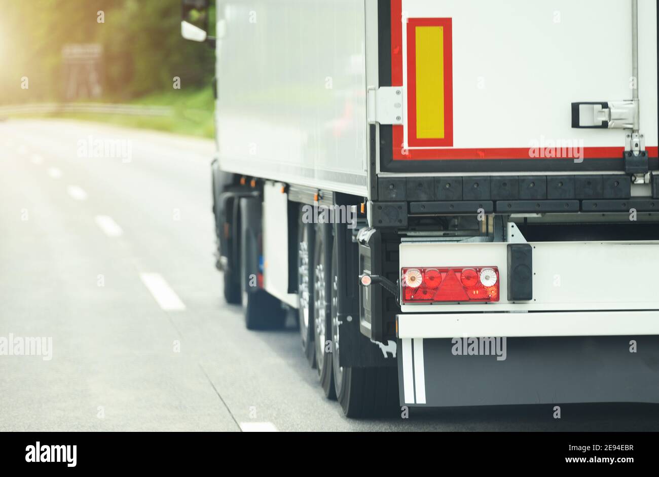 Produkte Ground Shipping Mit Semi Truck Cargo Transportation. Trucking und Transport Thema. Stockfoto