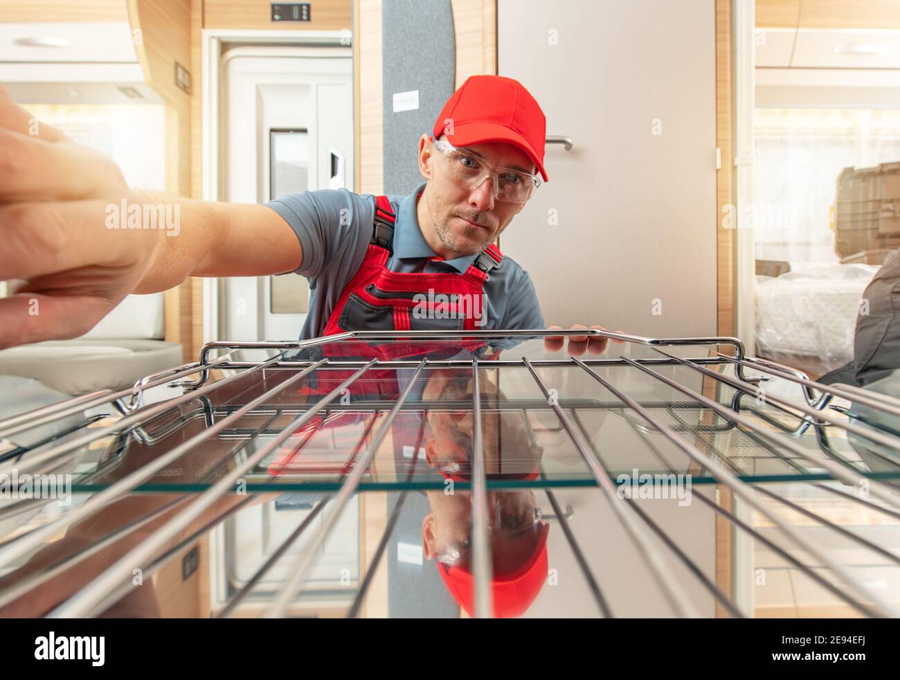 Wohnmobil Wohnmobil Wohnmobil oder Reise-Anhänger Broken Herd Reparatur oder Ersatz durch professionelle kaukasischen Techniker in seinen 40er Jahren. Stockfoto