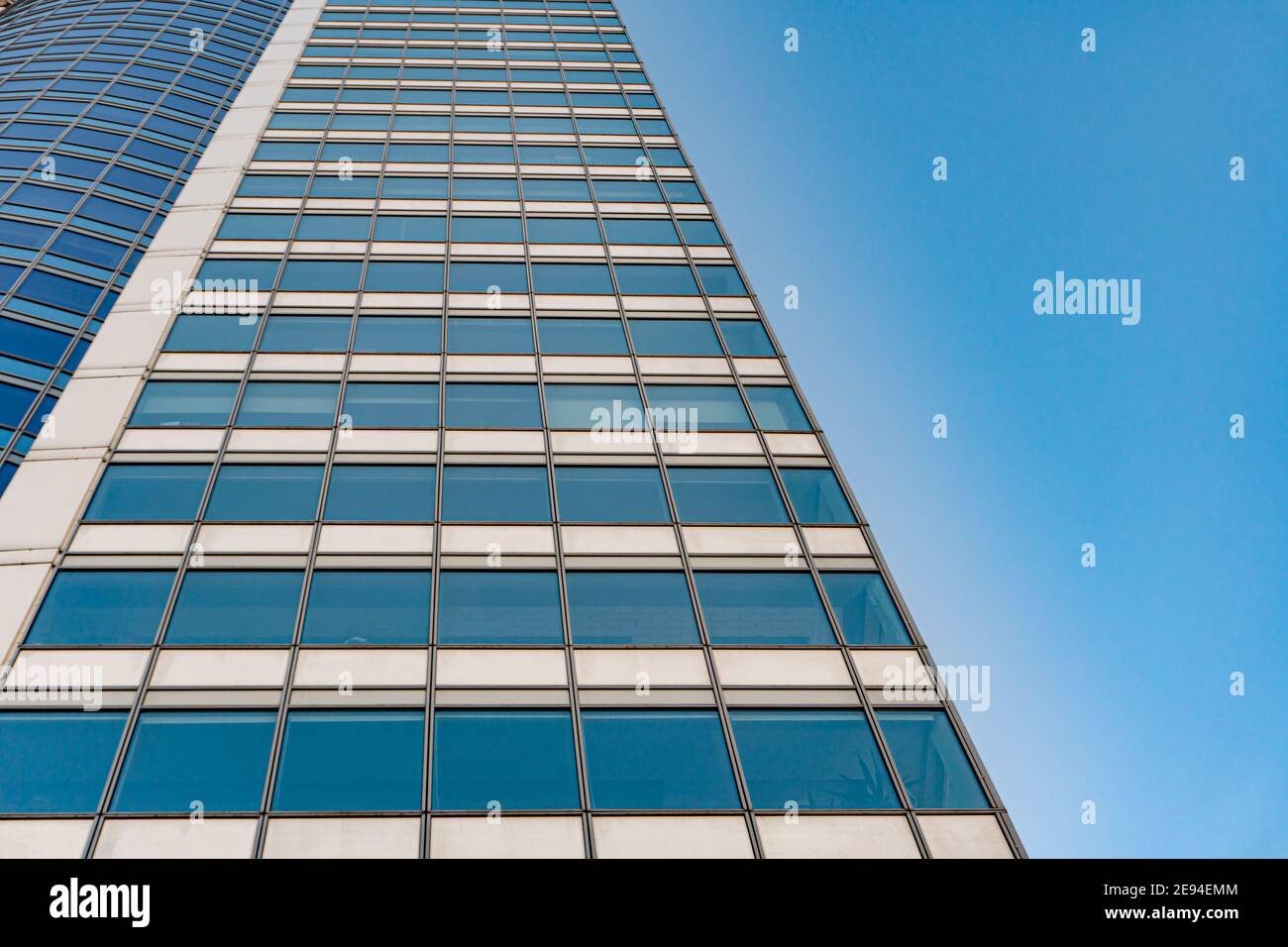 Minsk, Weißrussland - 01. Februar 2021: Blick von unten auf moderne Wolkenkratzer im Geschäftsviertel gegen blauen Himmel Stockfoto