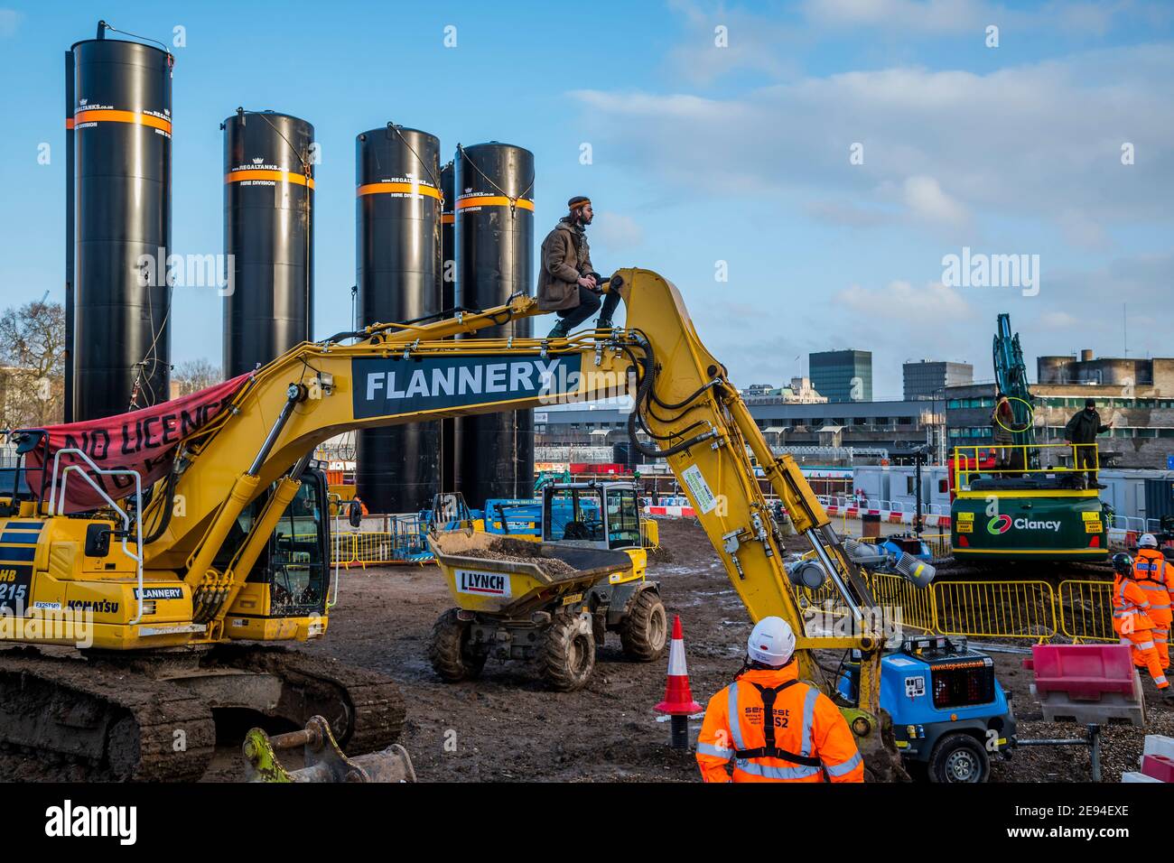 London, Großbritannien. Februar 2021. Unterstützer von Extinction Rebellion protestieren auf einer Baustelle in der Nähe von Camden, was die Arbeit an HS2 zumindest vorübergehend beendet - sie haben ein Banner, das sagt, dass wesentliche Arbeit sollte Heilen nicht schaden. Das Anti-HS2-Lager für die Extinktion wird weiterhin von Gerichtsvollzieher (vom National Enforcement Team, NET, einer Tochtergesellschaft der High Court Enforcement Group) auf der Euston Station geräumt (um einen temporären Parkplatz zu schaffen). Kredit: Guy Bell/Alamy Live Nachrichten Stockfoto