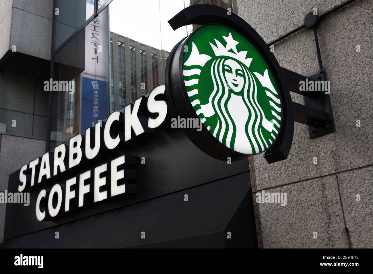 Tokio, Japan. Februar 2021. Amerikanische multinationale Kette, Starbucks Coffee-Logo in Toranomon. Kredit: SOPA Images Limited/Alamy Live Nachrichten Stockfoto