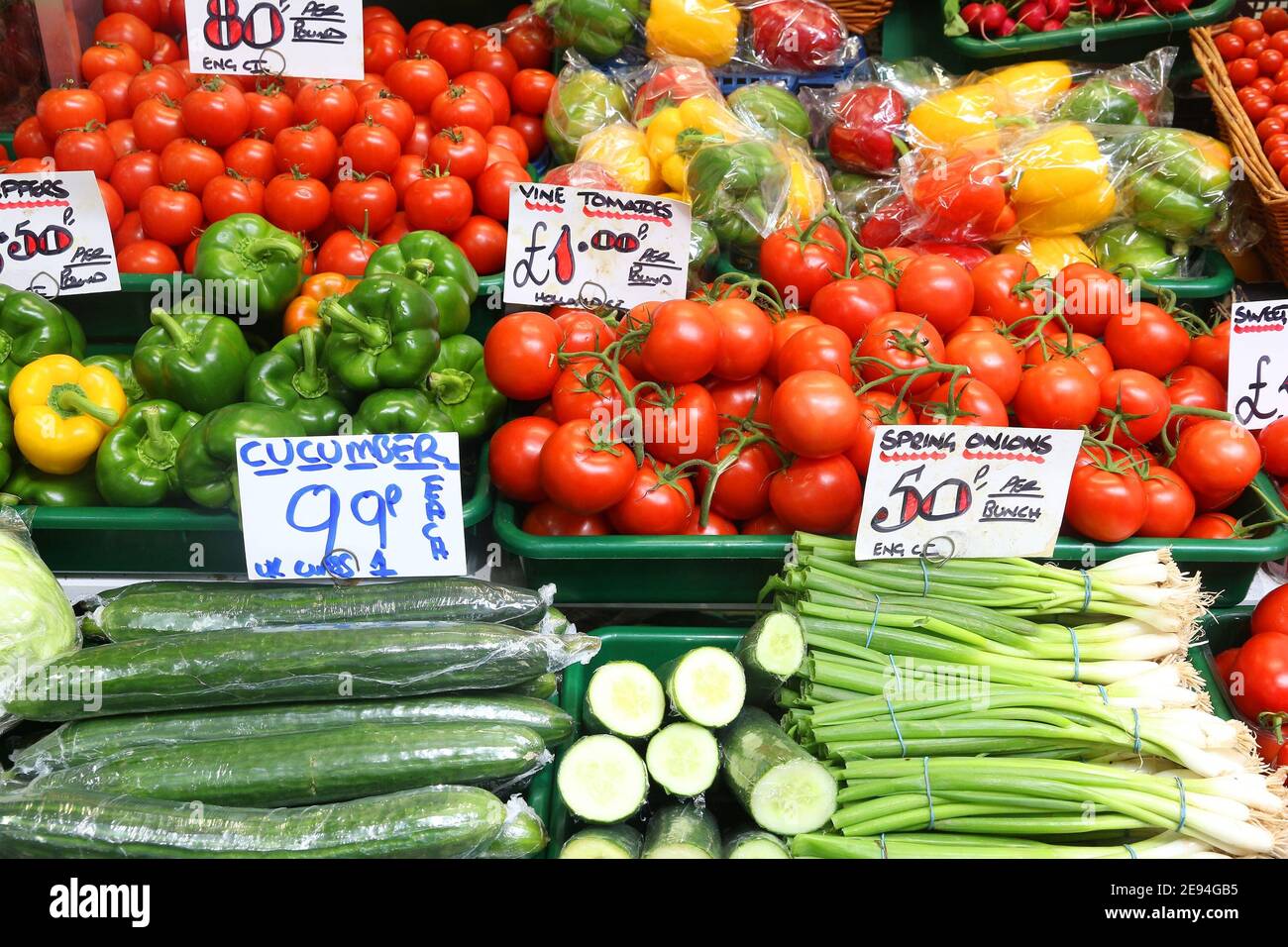 Paprika, Tomaten, Gurken und Frühlingszwiebeln - Gemüseladen in Leeds, UK. Stockfoto