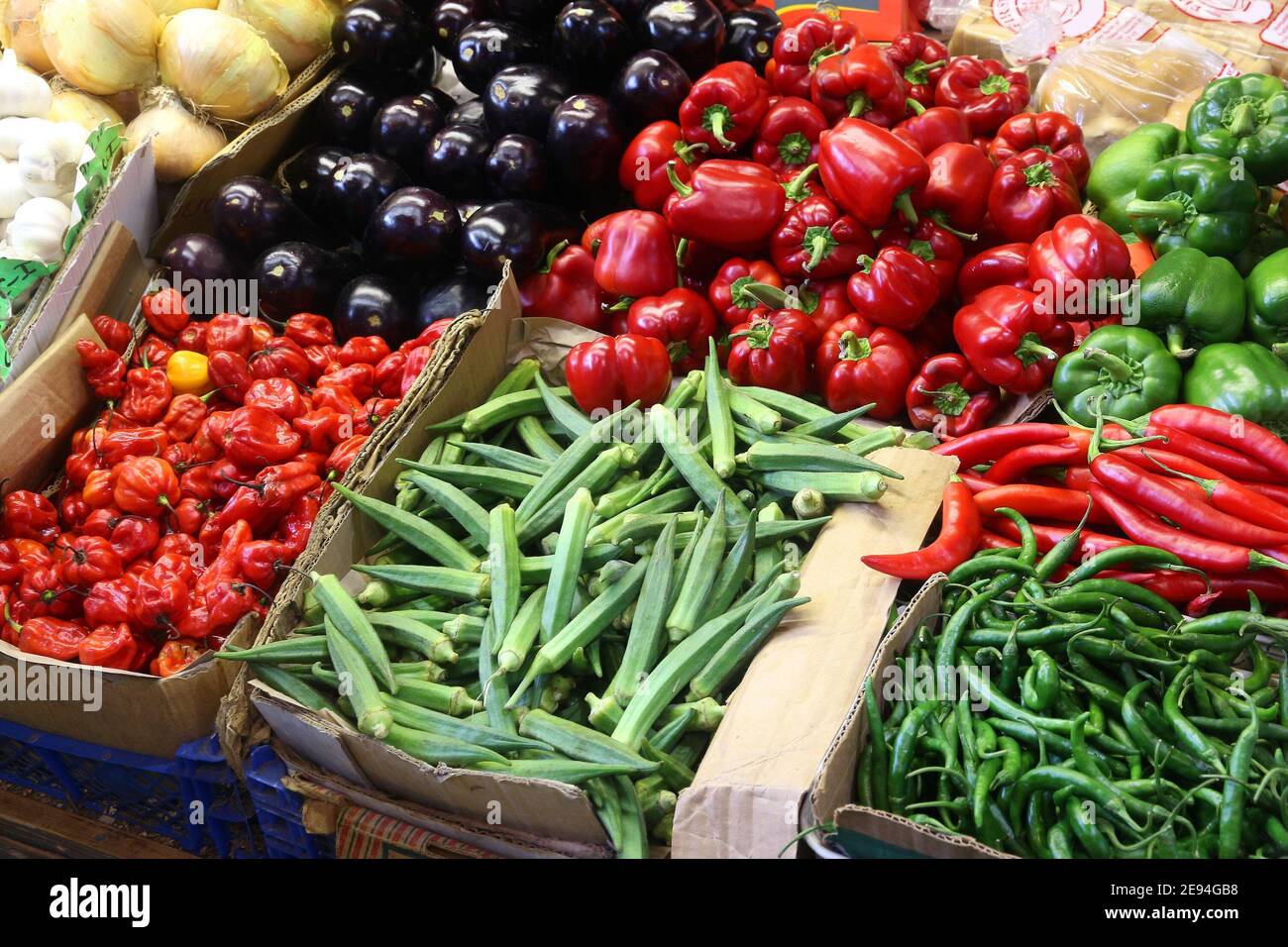 Rote Paprika, Auberginen und Okra - Gemüseladen in Leeds, UK. Stockfoto