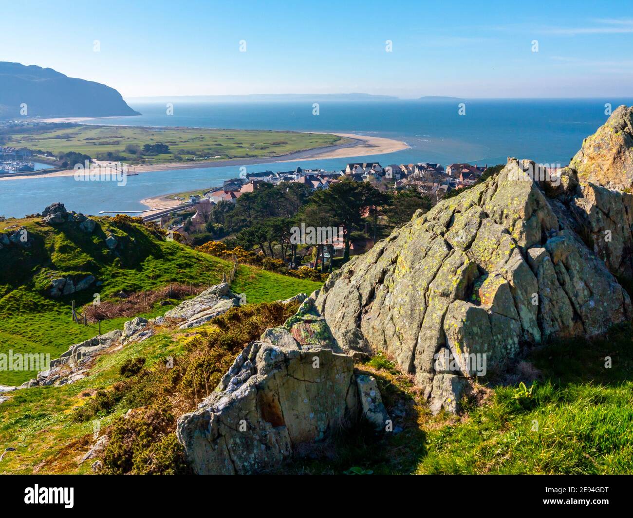 Blick auf den Deganwy und die Mündung des River Conwy in Conwy North Wales von den Ruinen des Deganwy Castle mit Felsen im Vordergrund. Stockfoto