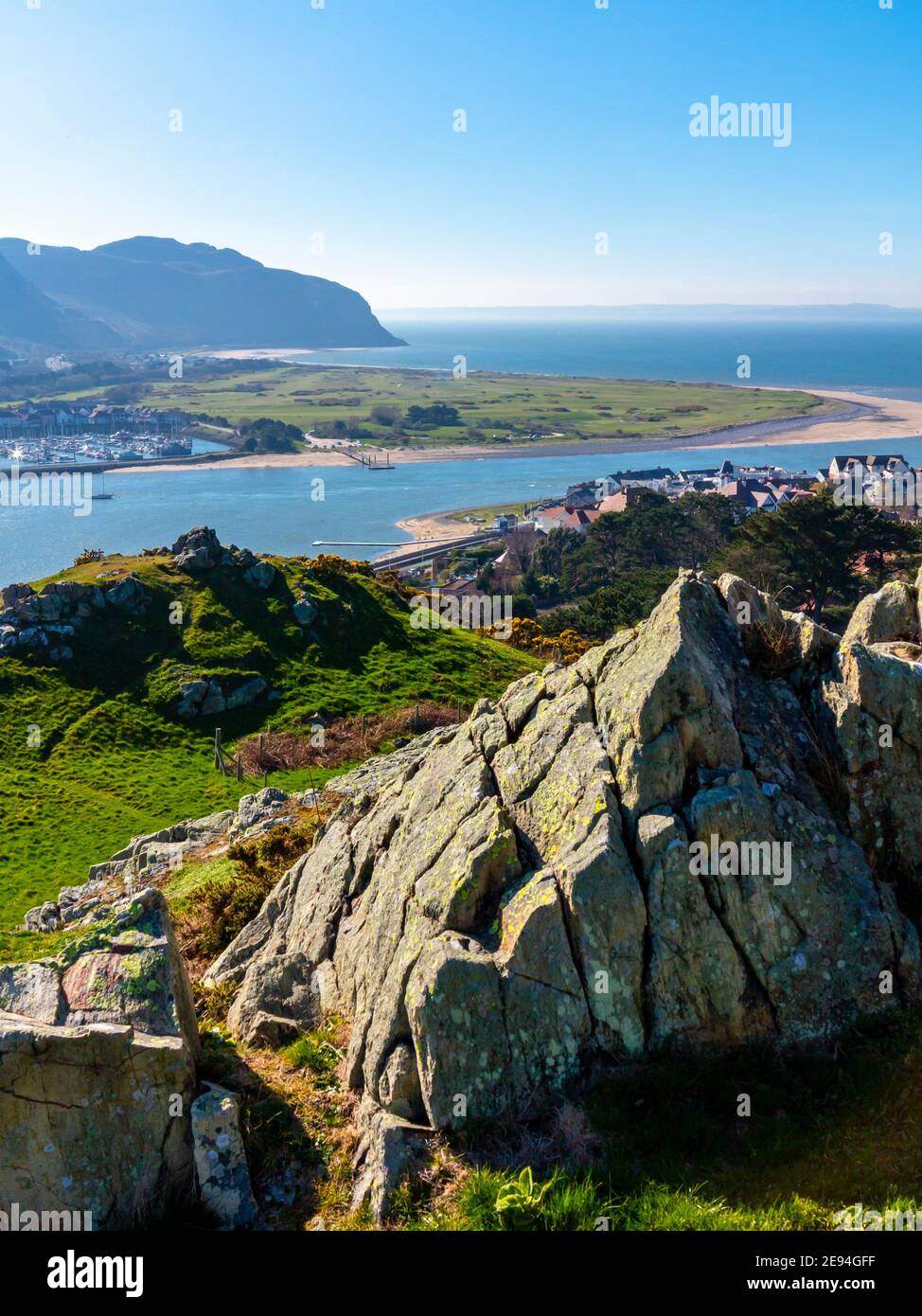 Blick auf den Deganwy und die Mündung des River Conwy in Conwy North Wales von den Ruinen des Deganwy Castle mit Felsen im Vordergrund. Stockfoto