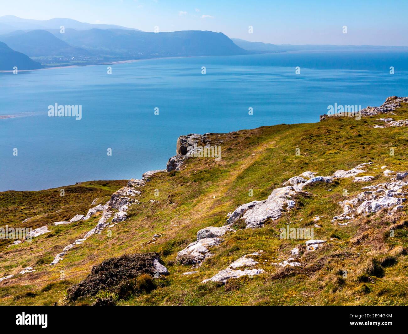 Landschaft mit Kalksteinfelsen in der Nähe des Gipfels des Großen Orme eine Landzunge neben Llandudno in Conwy North Wales VEREINIGTES KÖNIGREICH Stockfoto