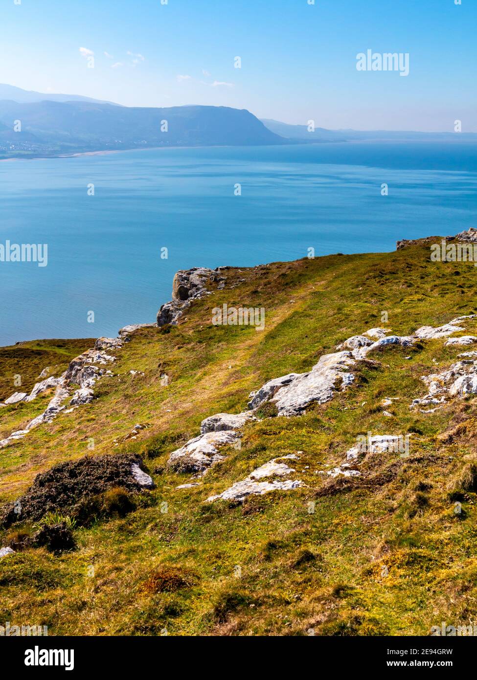 Landschaft mit Kalksteinfelsen in der Nähe des Gipfels des Großen Orme eine Landzunge neben Llandudno in Conwy North Wales VEREINIGTES KÖNIGREICH Stockfoto
