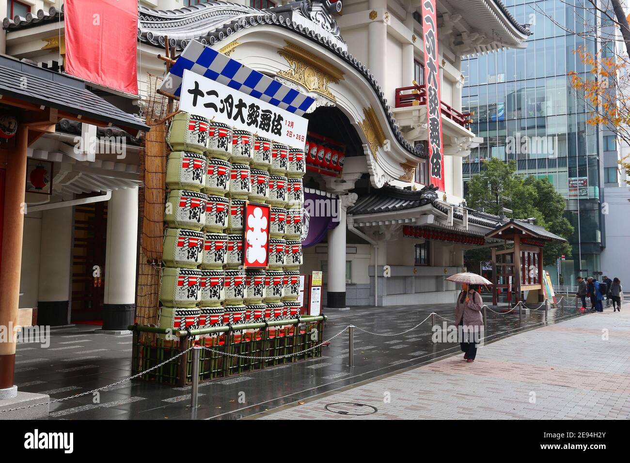 Tokio, Japan - Dezember 1, 2016: Leute gehen von Kabuki-za Theater in Ginza, Tokyo. Es ist eines der wichtigsten Theater in Japan. Es hat eine Kapazität von 1 Stockfoto