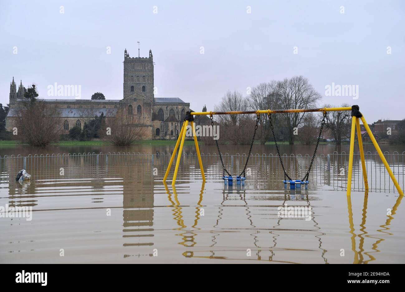 Der Kinderspielplatz auf dem Feld von König George ist überflutet. Tewkesbury ist ein Hochwasserort, an dem die beiden Flüsse Avon und Severn aufeinander laufen Stockfoto