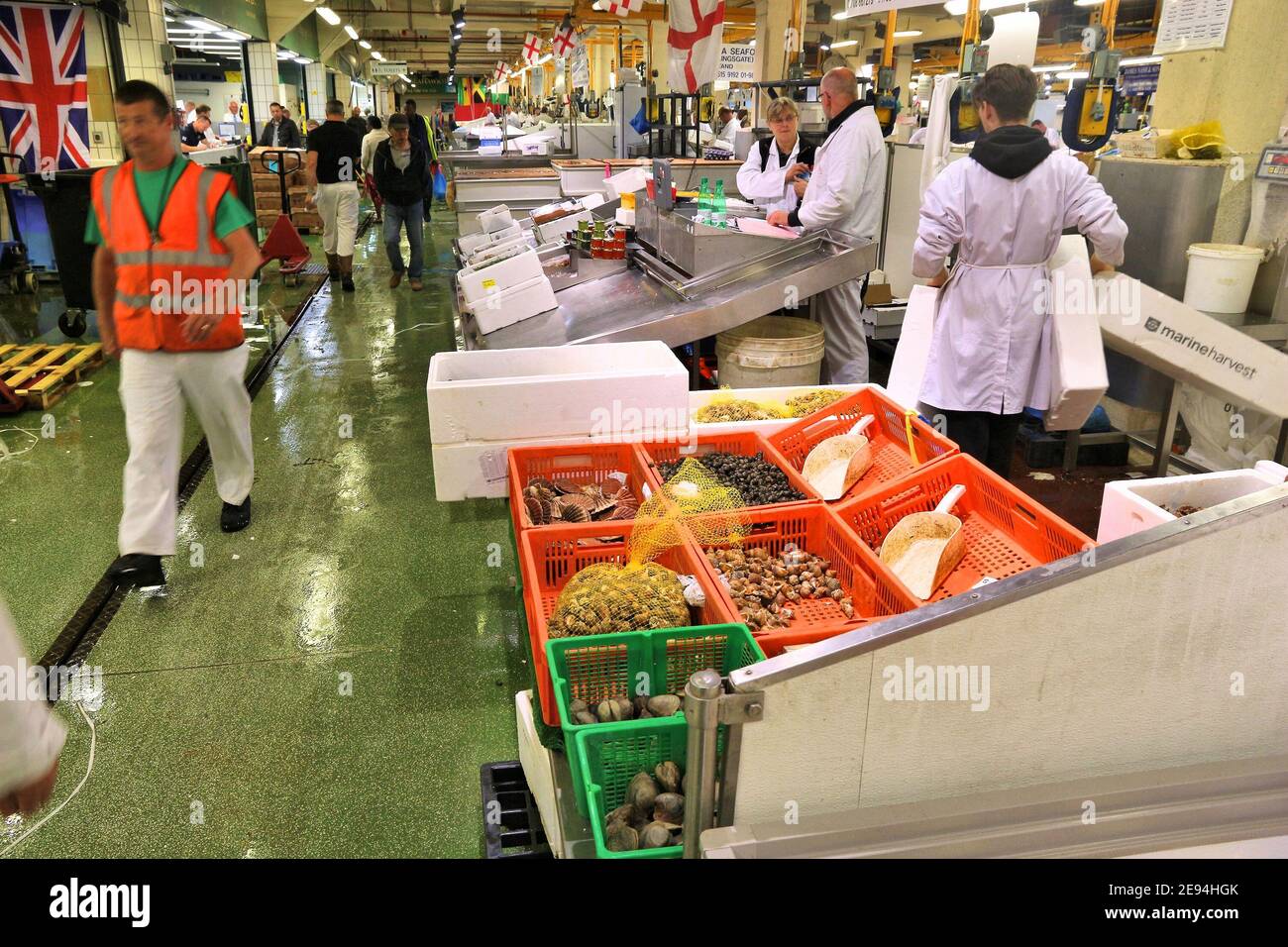 LONDON, Großbritannien - 8. JULI 2016: Händler verkaufen Meer Essen in Billingsgate Fish Market in London, UK. Der Markt befindet sich an der Insel Hunde entfernt und ist einer der größten Stockfoto