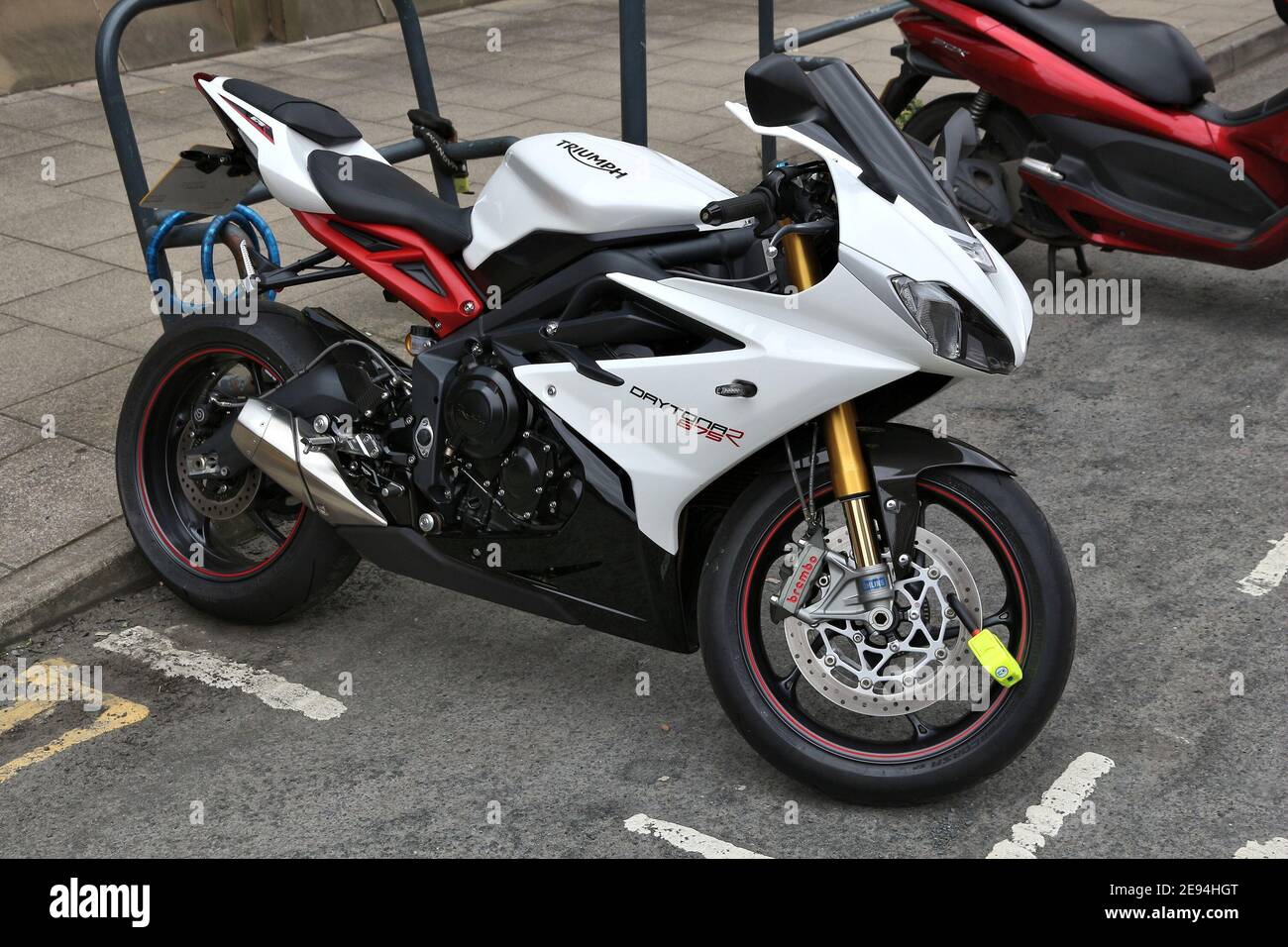 LEEDS, Großbritannien - 12. JULI 2016: Weißes Triumph Daytona 675 R Motorrad  geparkt in Leeds. Es ist ein Dreizylinder-Sportfahrrad der britischen Marke  Triumph Motorcyc Stockfotografie - Alamy