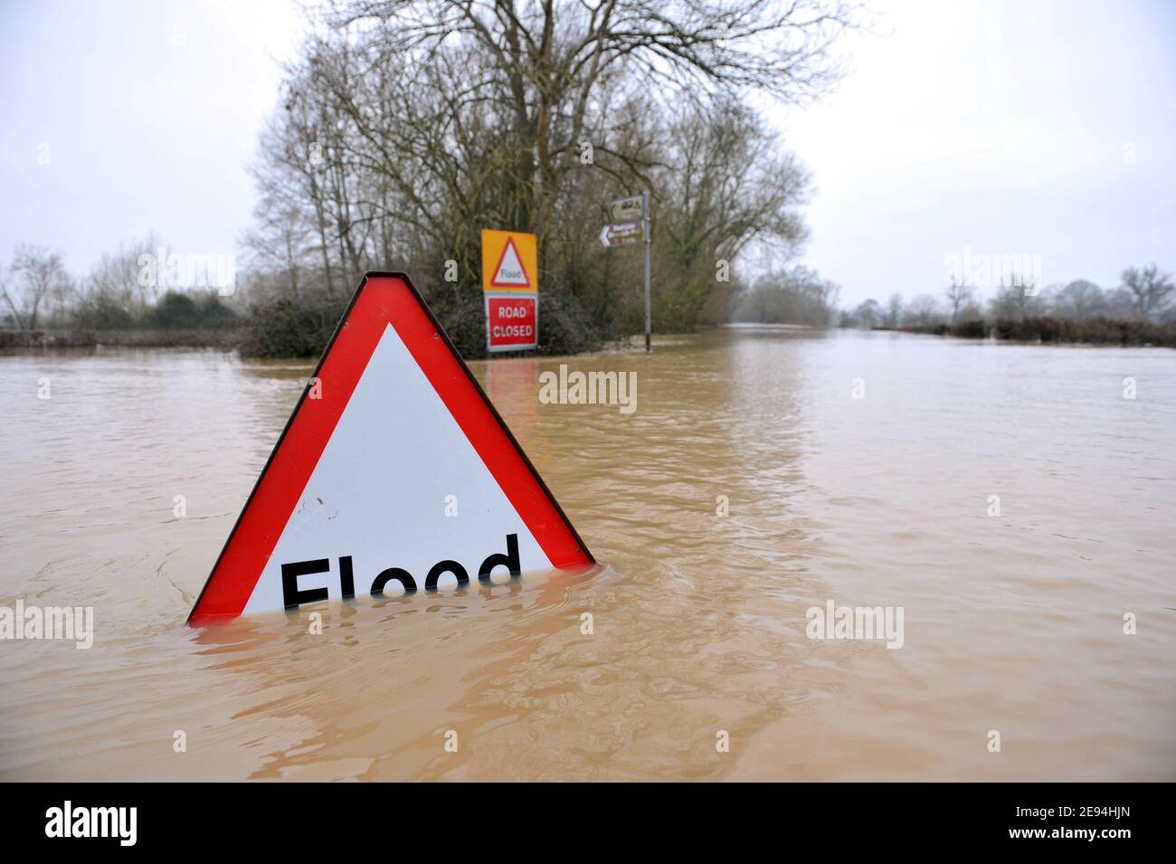 Die Straße B4213 nach Tirley ist wegen tiefem Hochwasser kurz nach Apperley gesperrt. Überschwemmung entlang des Flusses Severn in Gloucestershire zwischen Tewkesbury A Stockfoto