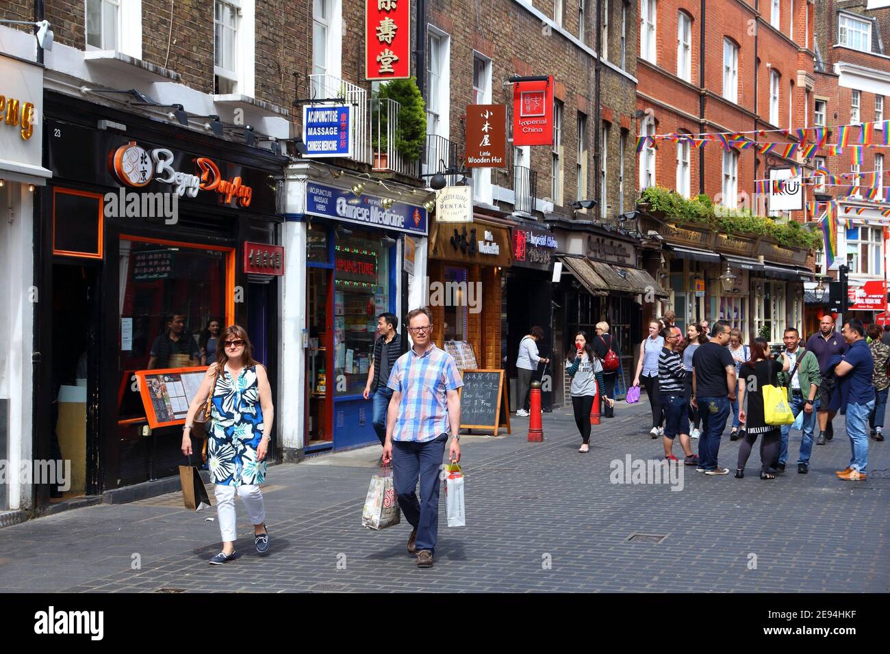 LONDON, Großbritannien - 9. JULI 2016: die Menschen besuchen Stadtteil Soho in London. London ist die bevölkerungsreichste Stadt in Großbritannien mit 13 Millionen Menschen, die in der U-Bahn Stockfoto