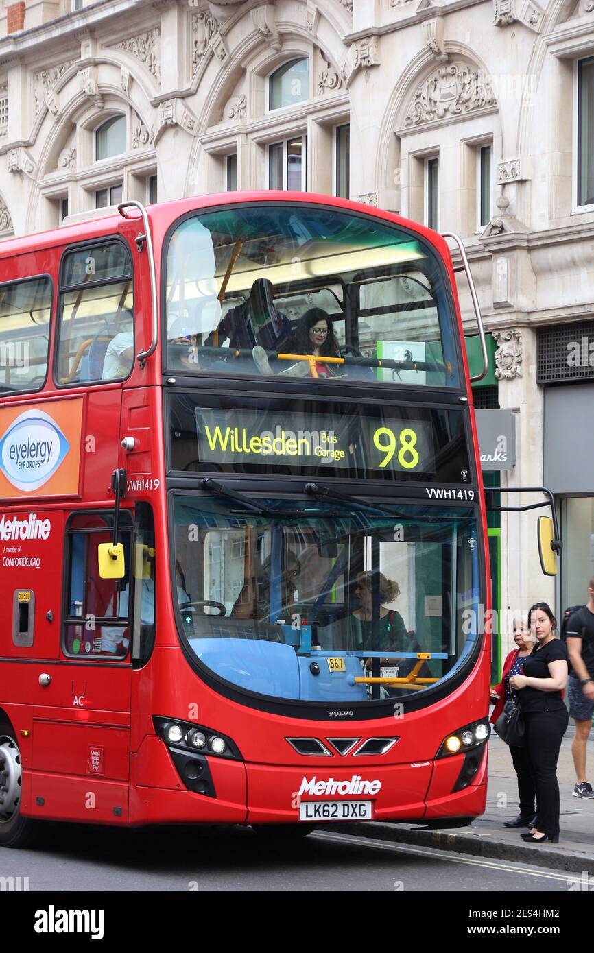 LONDON, Großbritannien - 6. JULI 2016: Menschen fahren mit dem Stadtbus nach Willesden in London, Großbritannien. Transport for London (TFL) betreibt 8.000 Busse auf 673 Strecken. Stockfoto