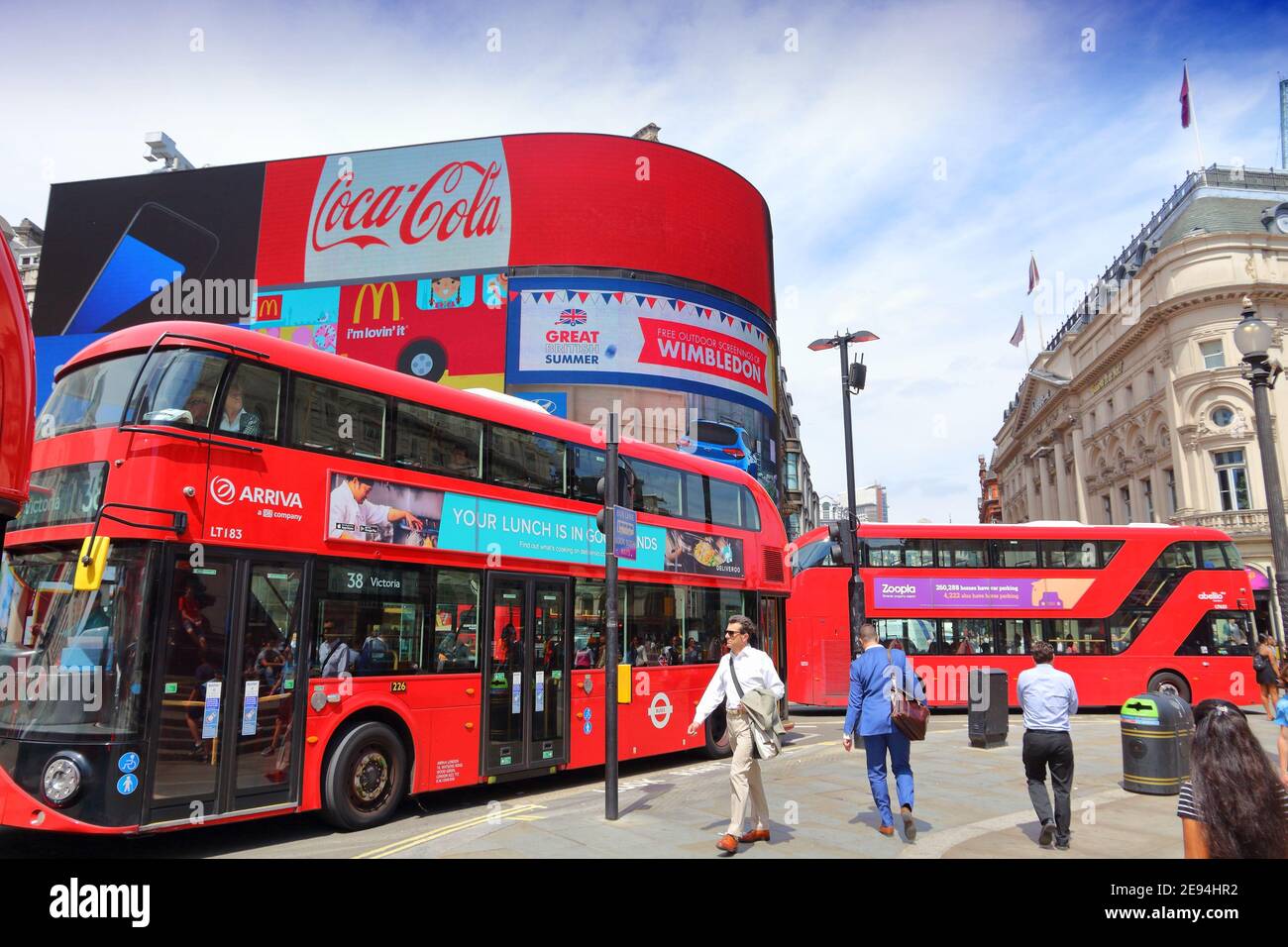 LONDON, Großbritannien - 7. JULI 2016: die Menschen besuchen Piccadilly Circus in London. London ist die bevölkerungsreichste Stadt in Großbritannien mit 13 Millionen Menschen, die in der m Stockfoto